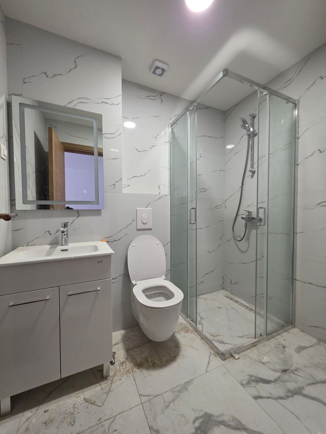 Prodaja jednosobnog stana 65 m² u novogradnji sa velikom terasom, pogledom na more, parkingom i oslobođenjem od poreza na prenos – Kamenovo, Budva - Amfora Real Estate