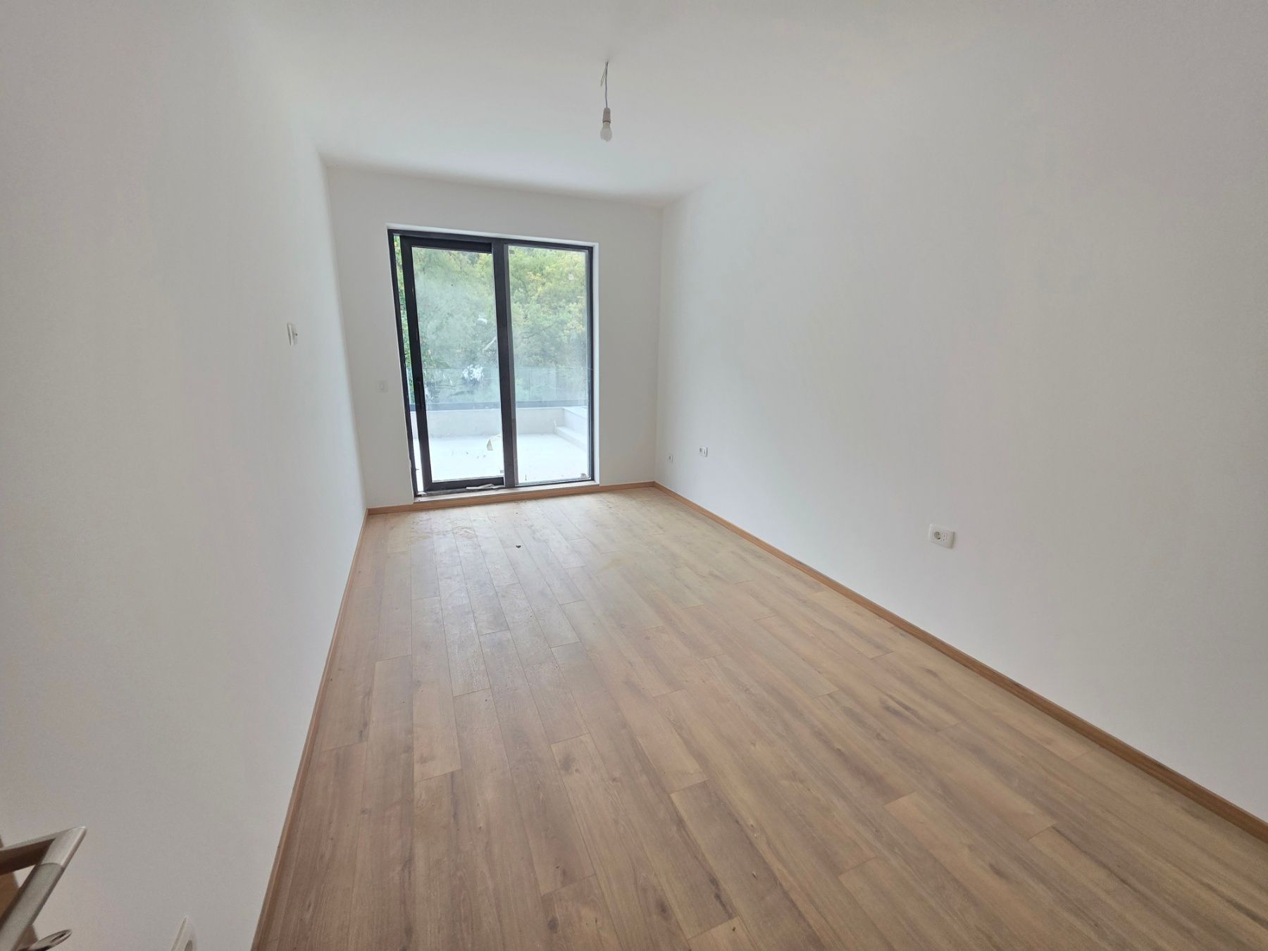 Prodaja jednosobnog stana 65 m² u novogradnji sa velikom terasom, pogledom na more, parkingom i oslobođenjem od poreza na prenos – Kamenovo, Budva - Amfora Real Estate