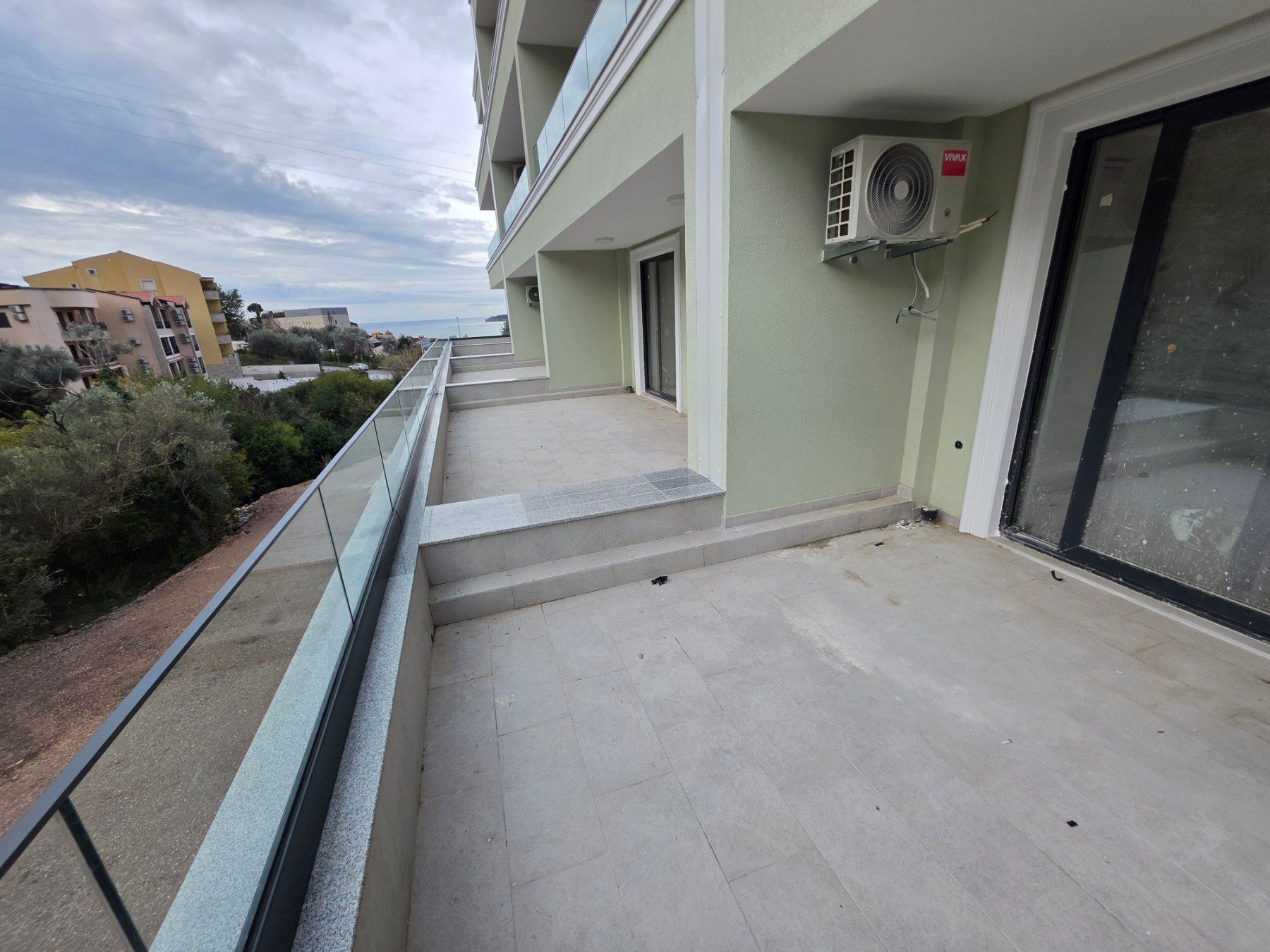 Prodaja studio apartmana 33 m² u novogradnji sa velikom terasom, pogledom na more, parkingom i oslobođenjem od poreza na prenos– Kamenovo, Budva - Amfora Real Estate