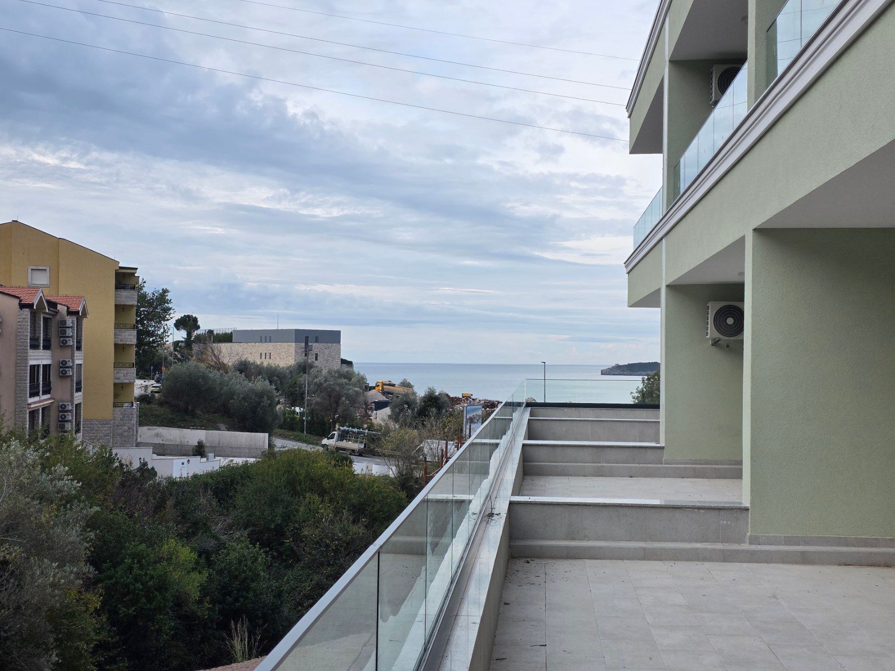 Prodaja studio apartmana 33 m² u novogradnji sa velikom terasom, pogledom na more, parkingom i oslobođenjem od poreza na prenos– Kamenovo, Budva - Amfora Real Estate