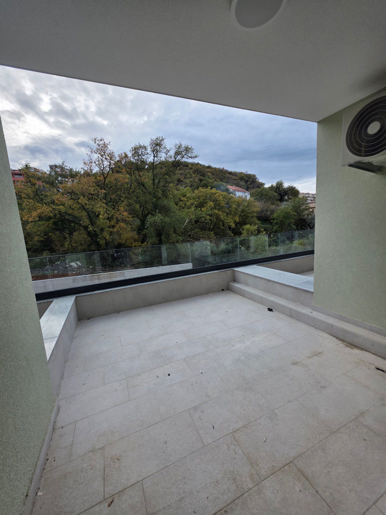 Prodaja studio apartmana 33 m² u novogradnji sa velikom terasom, pogledom na more, parkingom i oslobođenjem od poreza na prenos– Kamenovo, Budva - Amfora Real Estate