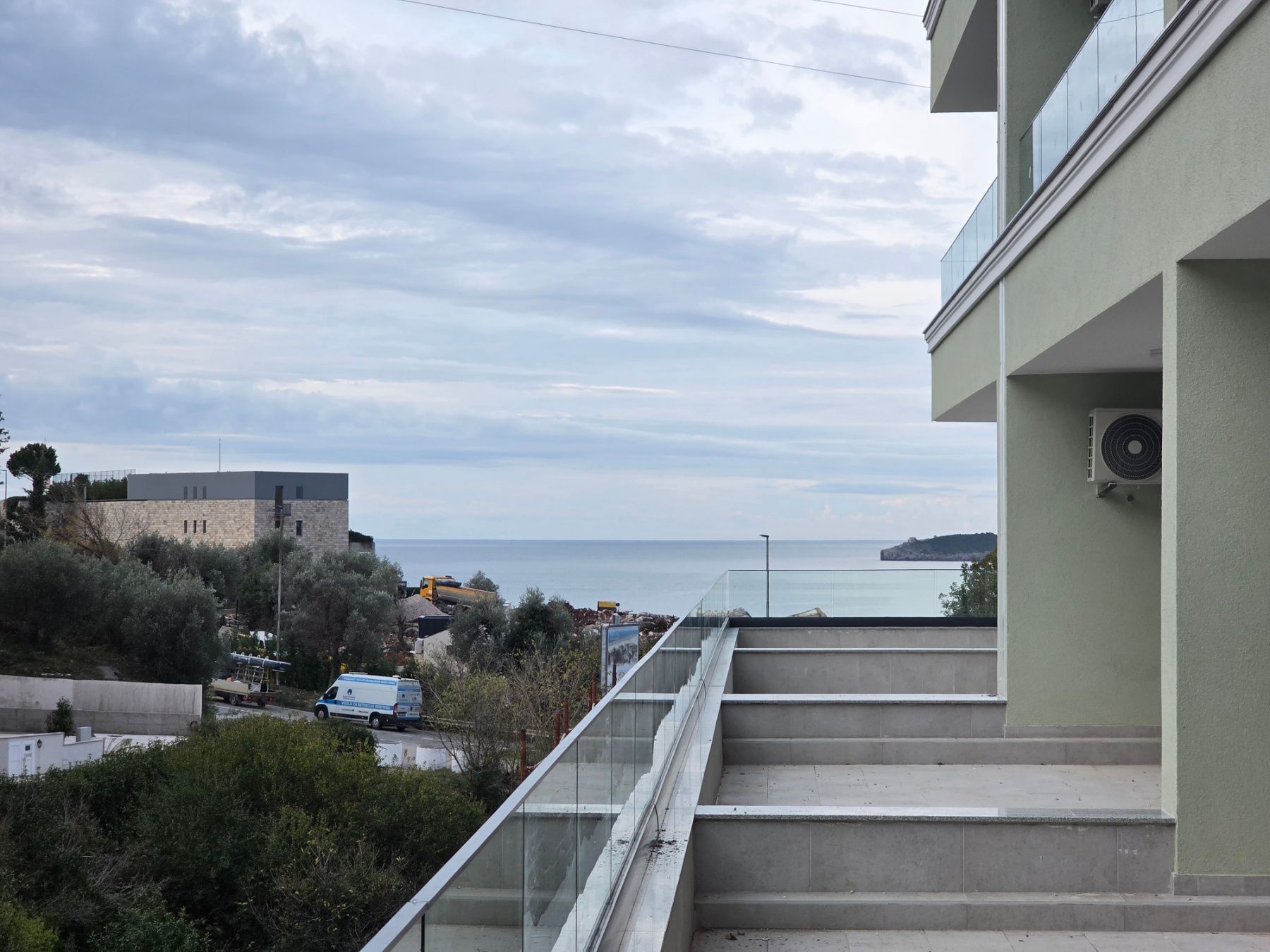 Prodaja studio apartmana 33 m² u novogradnji sa velikom terasom, pogledom na more, parkingom i oslobođenjem od poreza na prenos– Kamenovo, Budva - Amfora Real Estate