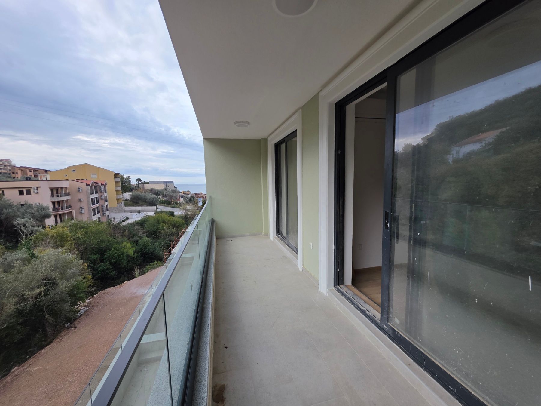 Prodaja jednosobnog stana 57m² u novogradnji sa bocnim pogledom na more, parkingom i oslobođenjem od poreza na prenos– Kamenovo, Budva - Amfora Real Estate