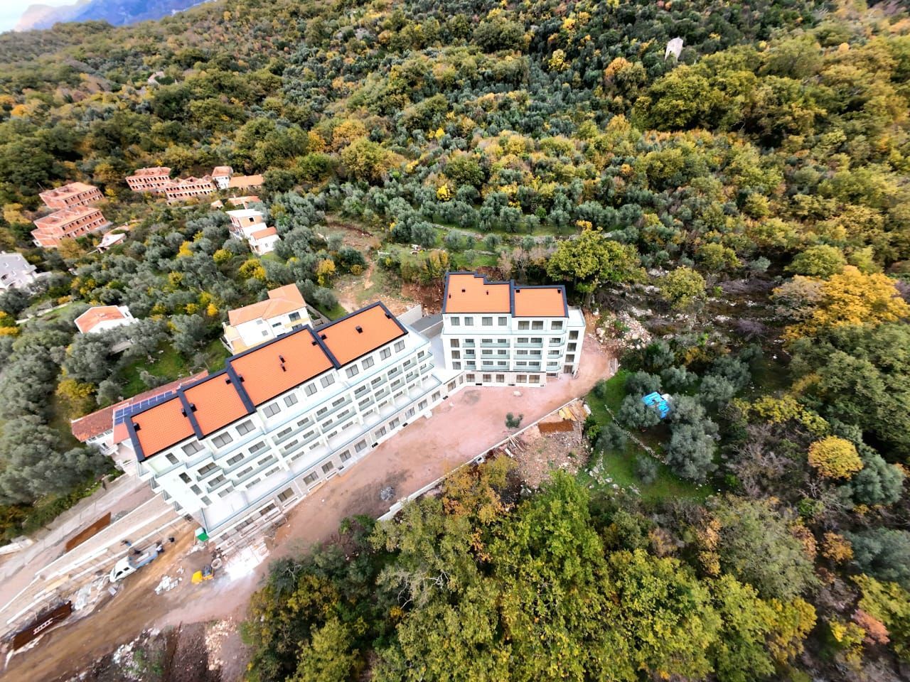 Prodaja jednosobnog stana 57m² u novogradnji sa bocnim pogledom na more, parkingom i oslobođenjem od poreza na prenos– Kamenovo, Budva - Amfora Real Estate