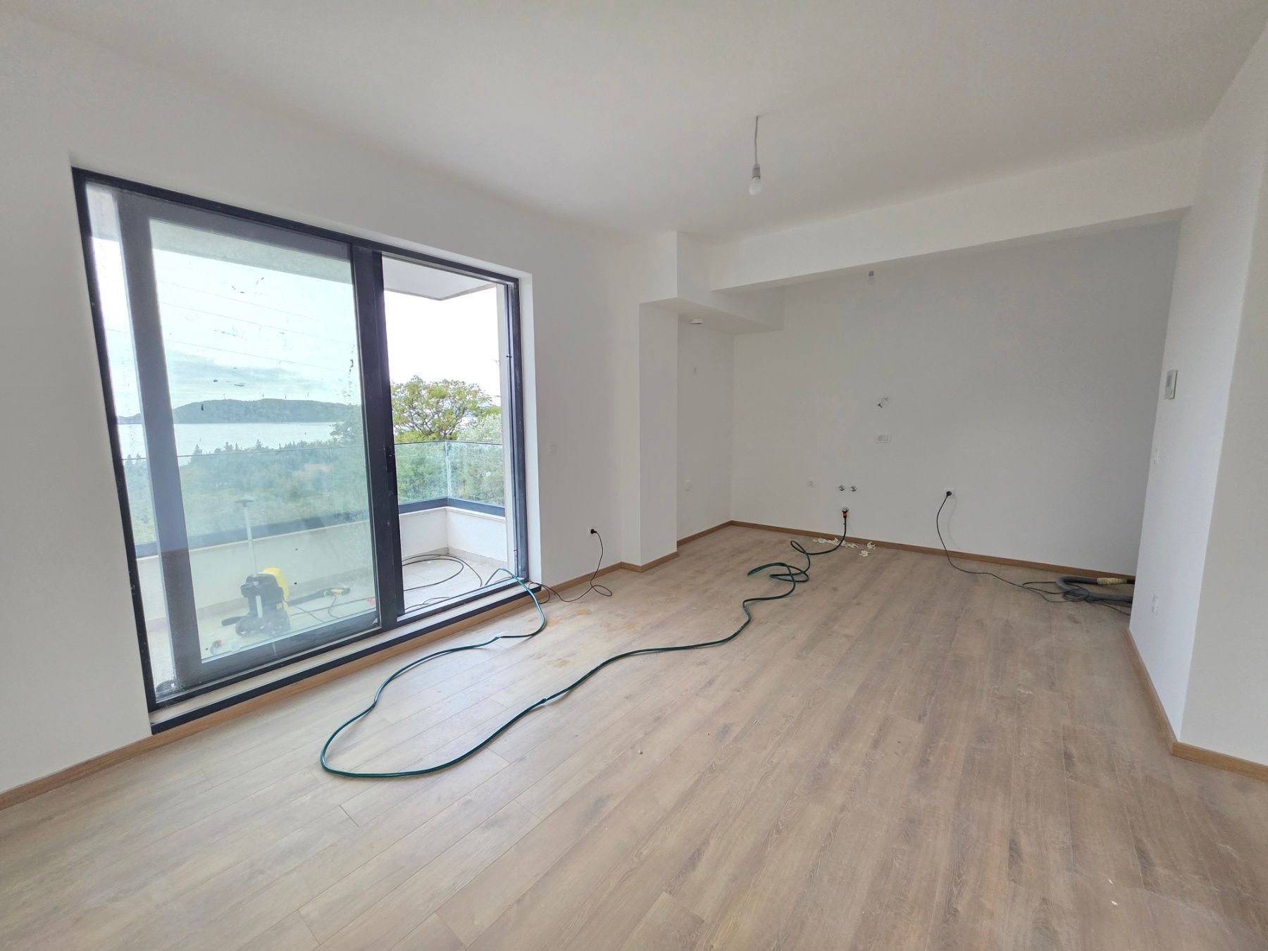 Prodaja jednosobnog stana 57m² u novogradnji sa pogledom na more parkingom i oslobođenjem od poreza na prenos– Kamenovo, Budva - Amfora Real Estate