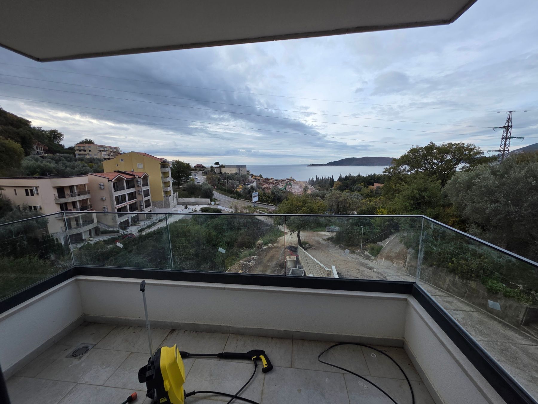 Prodaja jednosobnog stana 57m² u novogradnji sa pogledom na more parkingom i oslobođenjem od poreza na prenos– Kamenovo, Budva - Amfora Real Estate