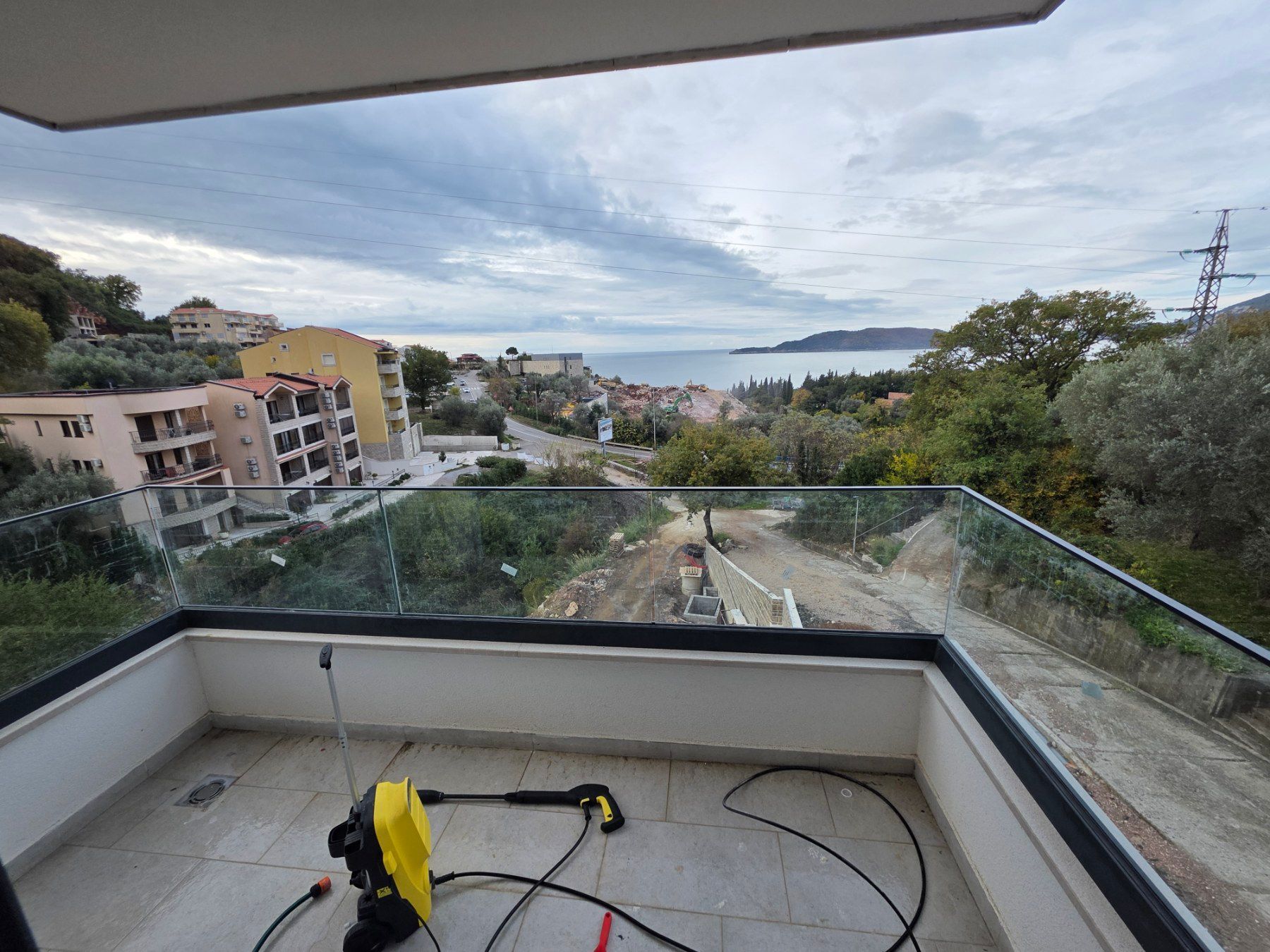 Prodaja jednosobnog stana 57m² u novogradnji sa pogledom na more parkingom i oslobođenjem od poreza na prenos– Kamenovo, Budva - Amfora Real Estate