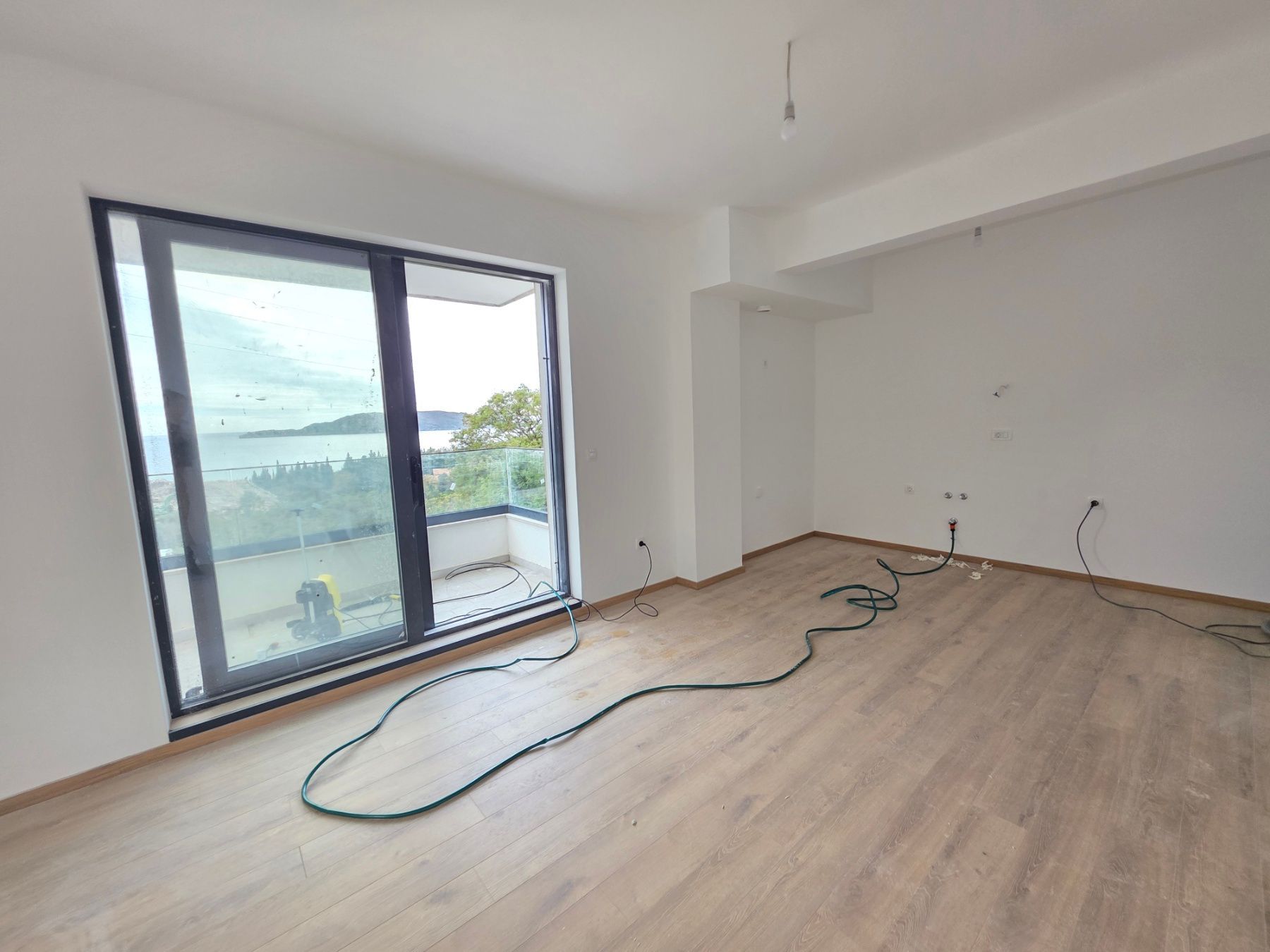 Prodaja jednosobnog stana 57m² u novogradnji sa pogledom na more parkingom i oslobođenjem od poreza na prenos– Kamenovo, Budva - Amfora Real Estate