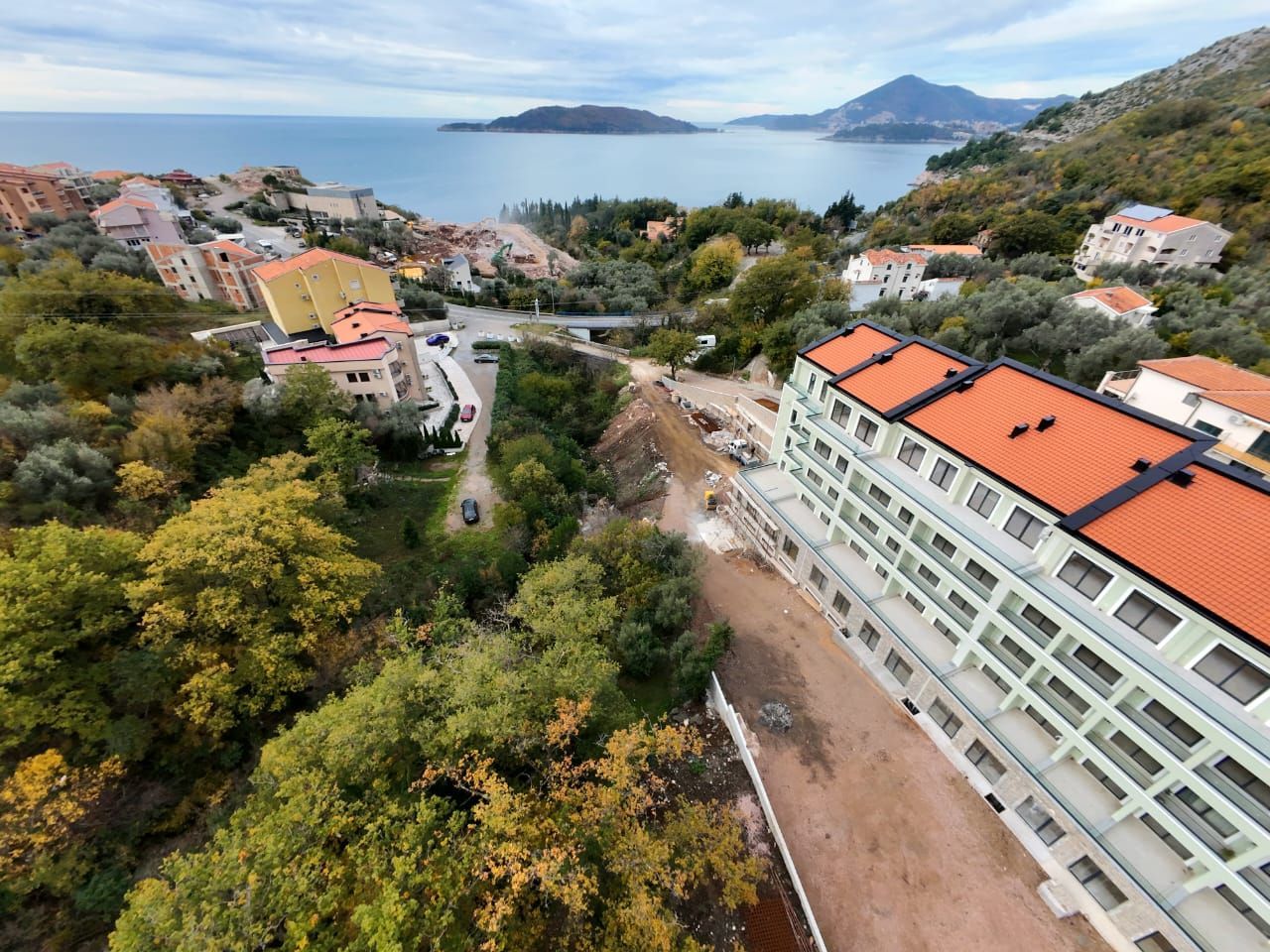 Prodaja dvosobnog stana 108m² u novogradnji sa pogledom na more,parkingom i oslobođenjem od poreza na prenos– Kamenovo, Budva - Amfora Real Estate