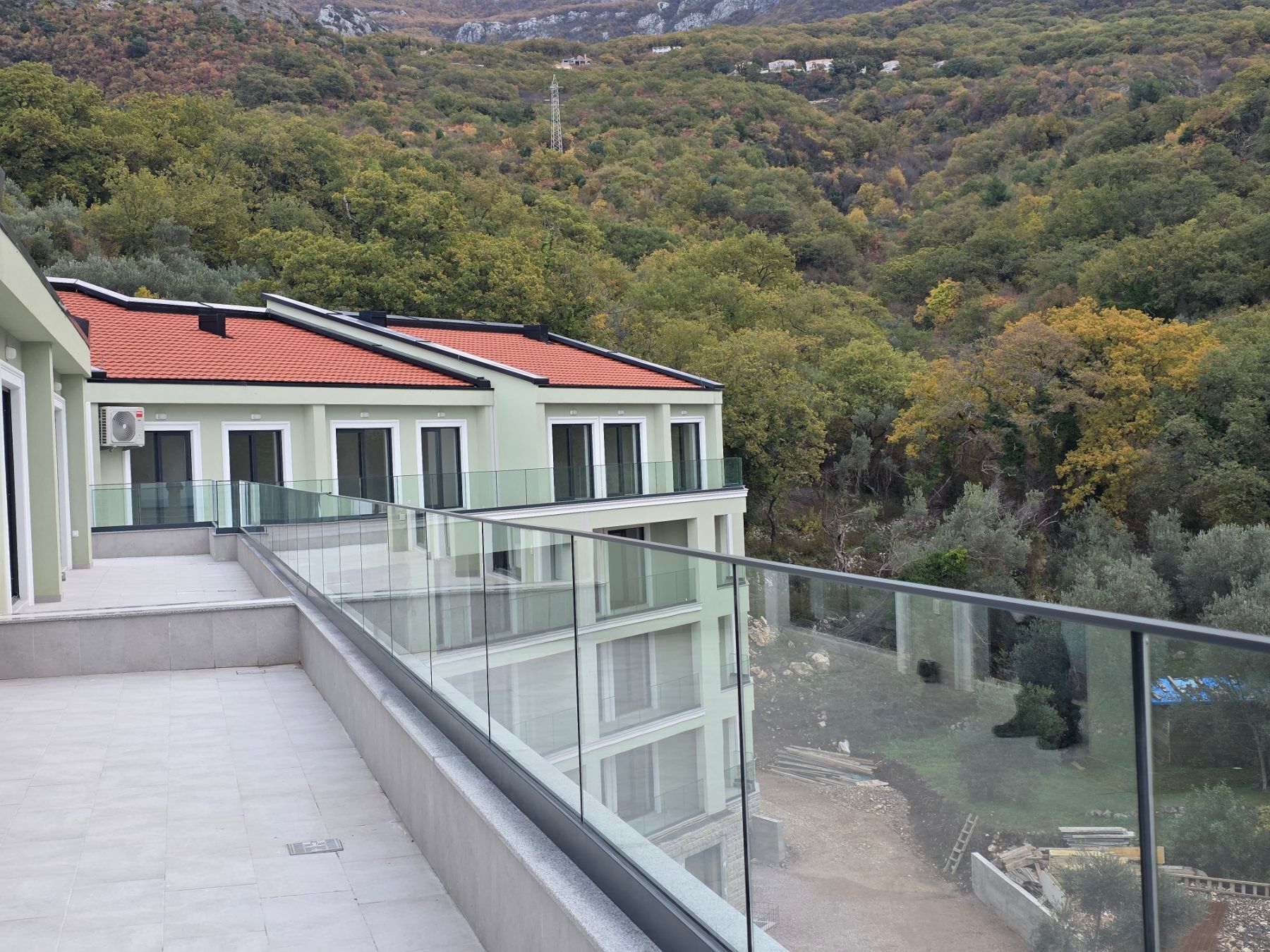 Prodaja dvosobnog stana 108m² u novogradnji sa pogledom na more,parkingom i oslobođenjem od poreza na prenos– Kamenovo, Budva - Amfora Real Estate