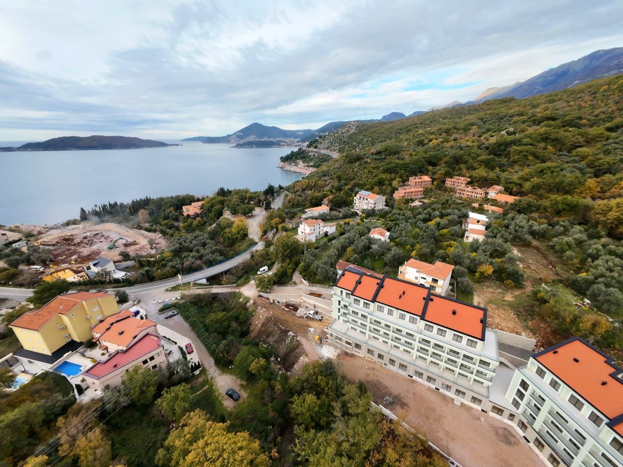 Prodaja dvosobnog stana 108m² u novogradnji sa pogledom na more,parkingom i oslobođenjem od poreza na prenos– Kamenovo, Budva - Amfora Real Estate