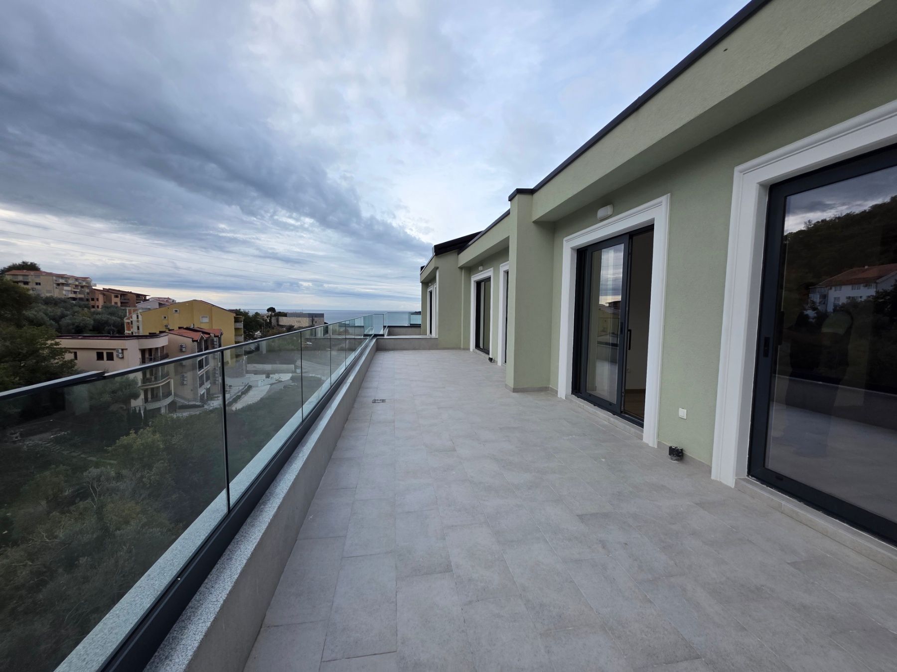 Prodaja dvosobnog stana 108m² u novogradnji sa pogledom na more,parkingom i oslobođenjem od poreza na prenos– Kamenovo, Budva - Amfora Real Estate