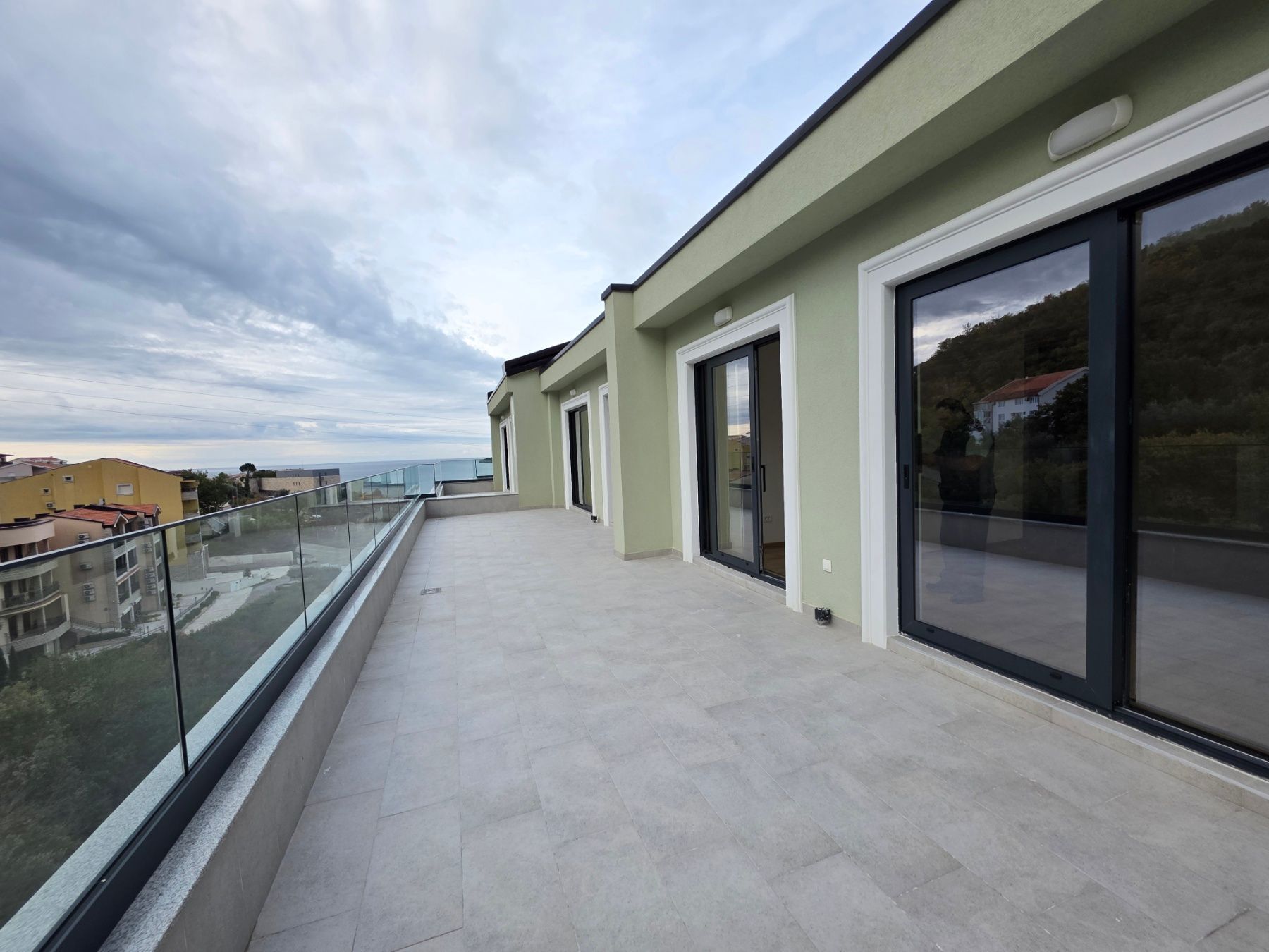 Prodaja dvosobnog stana 108m² u novogradnji sa pogledom na more,parkingom i oslobođenjem od poreza na prenos– Kamenovo, Budva - Amfora Real Estate