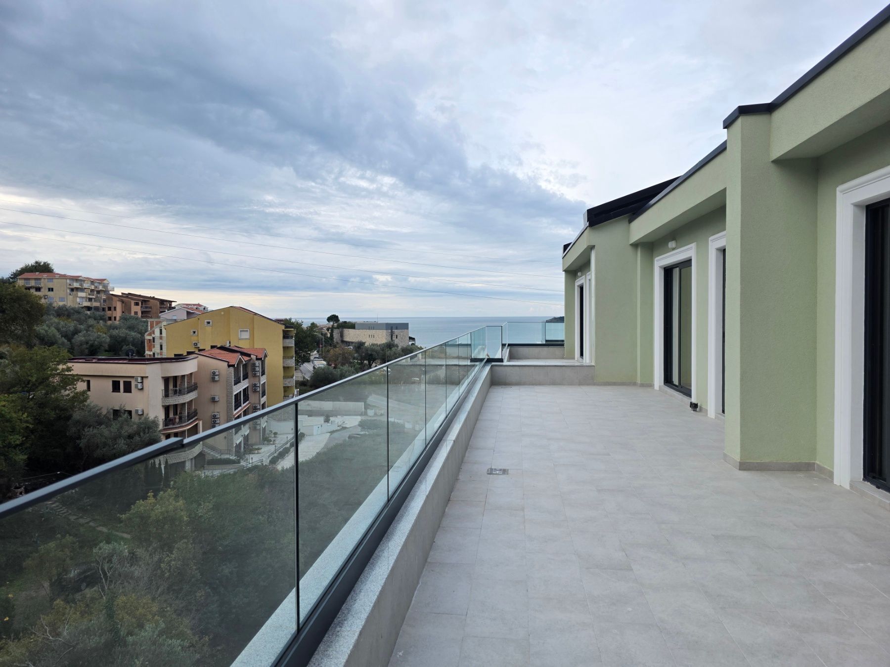 Prodaja dvosobnog stana 108m² u novogradnji sa pogledom na more,parkingom i oslobođenjem od poreza na prenos– Kamenovo, Budva - Amfora Real Estate