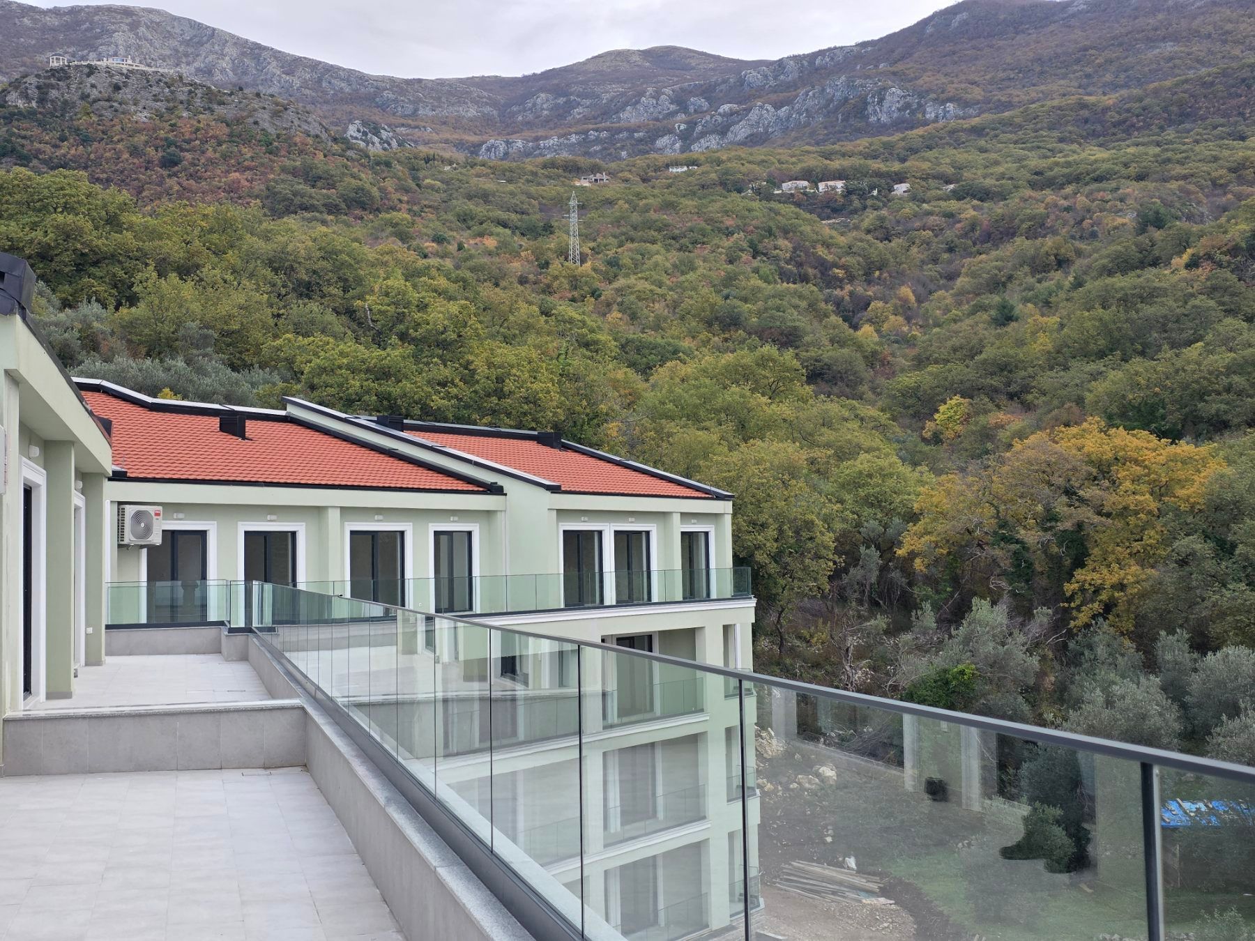 Prodaja dvosobnog stana 108m² u novogradnji sa pogledom na more,parkingom i oslobođenjem od poreza na prenos– Kamenovo, Budva - Amfora Real Estate