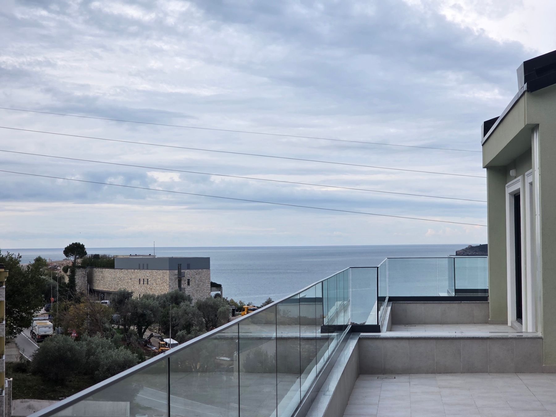 Prodaja dvosobnog stana 108m² u novogradnji sa pogledom na more,parkingom i oslobođenjem od poreza na prenos– Kamenovo, Budva - Amfora Real Estate