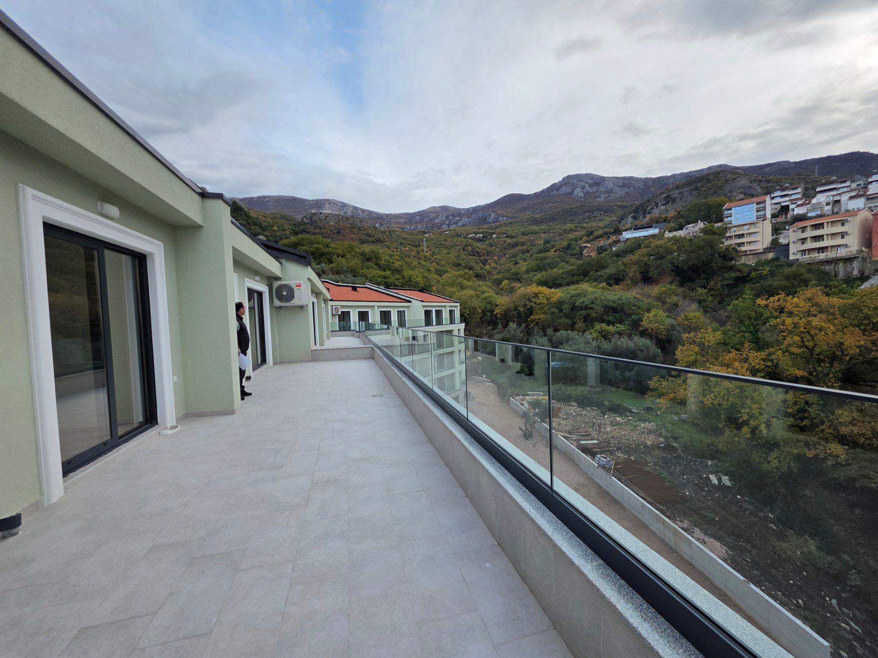 Prodaja dvosobnog stana 108m² u novogradnji sa pogledom na more,parkingom i oslobođenjem od poreza na prenos– Kamenovo, Budva - Amfora Real Estate