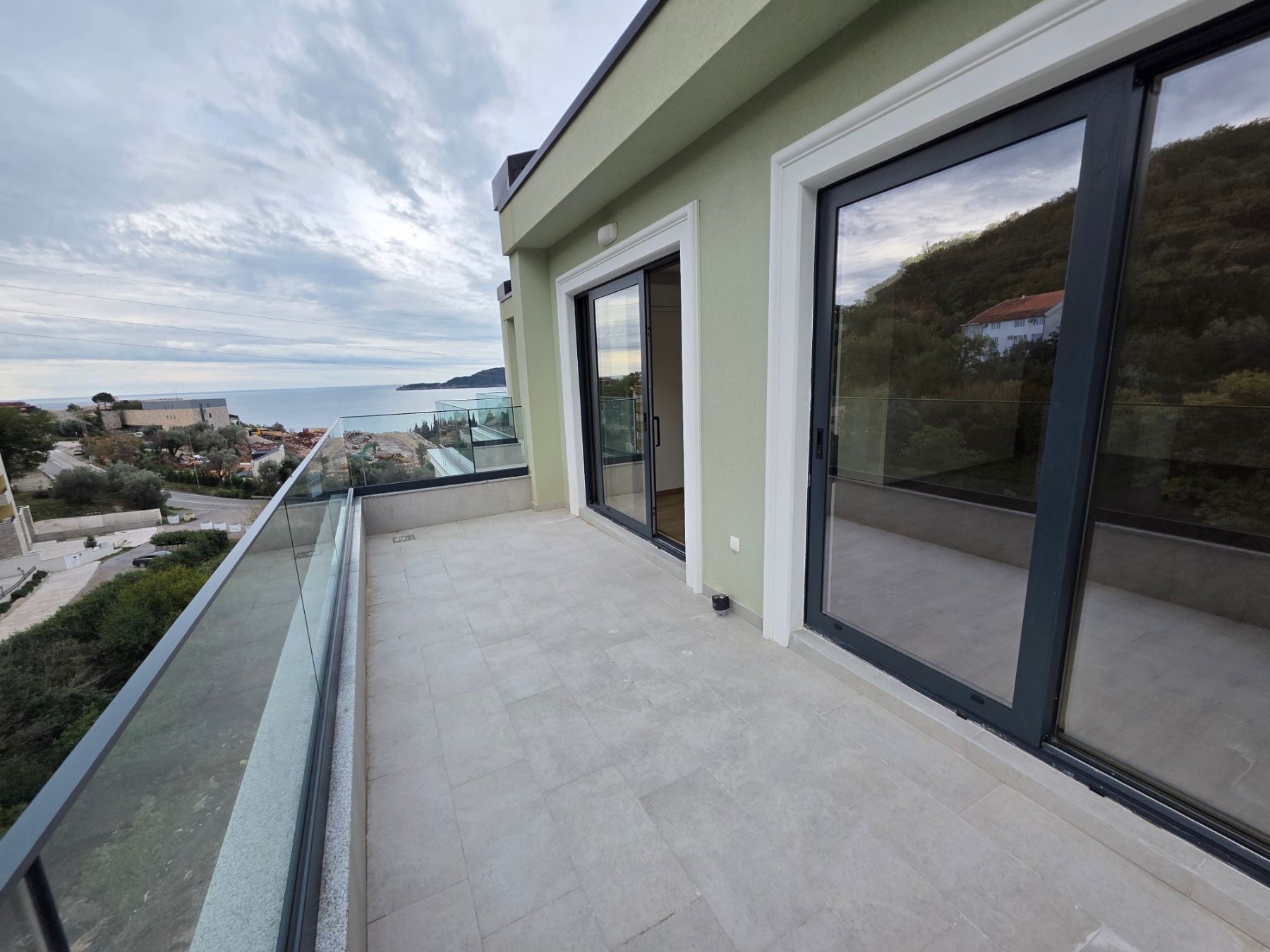 Prodaja dvosobnog stana 114m² u novogradnji sa pogledom na more,parkingom i oslobođenjem od poreza na prenos– Kamenovo, Budva - Amfora Real Estate