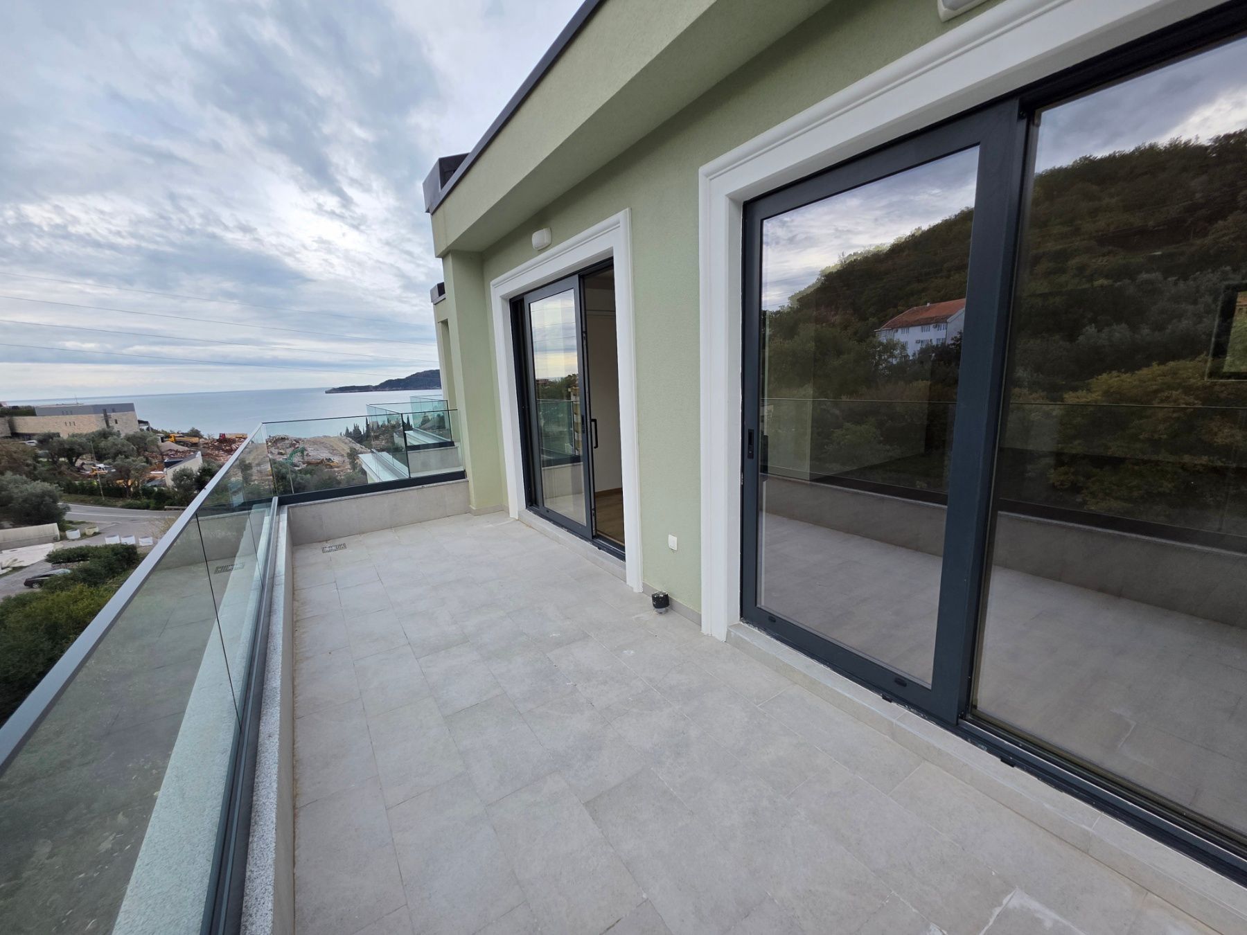 Prodaja dvosobnog stana 114m² u novogradnji sa pogledom na more,parkingom i oslobođenjem od poreza na prenos– Kamenovo, Budva - Amfora Real Estate