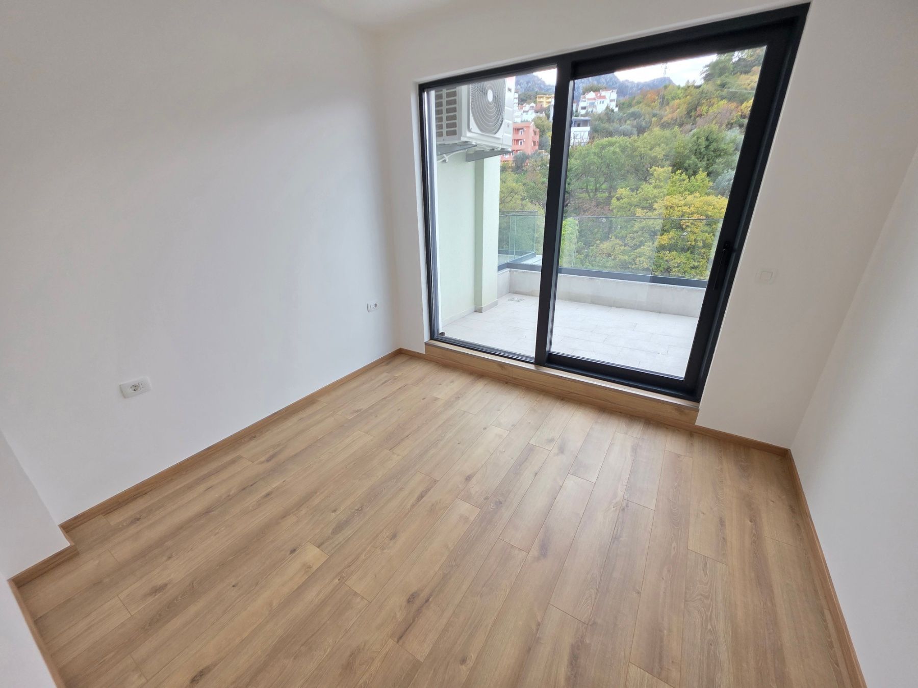 Prodaja dvosobnog stana 114m² u novogradnji sa pogledom na more,parkingom i oslobođenjem od poreza na prenos– Kamenovo, Budva - Amfora Real Estate