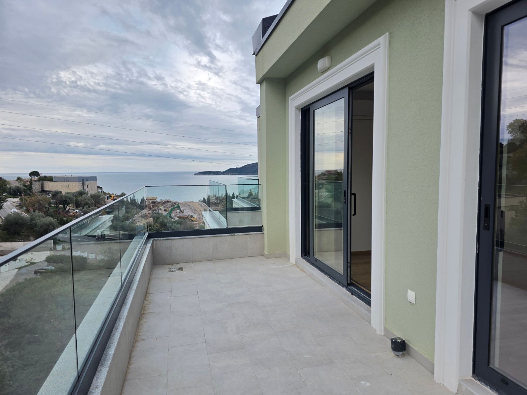 Prodaja dvosobnog stana 114m² u novogradnji sa pogledom na more,parkingom i oslobođenjem od poreza na prenos– Kamenovo, Budva - Amfora Real Estate