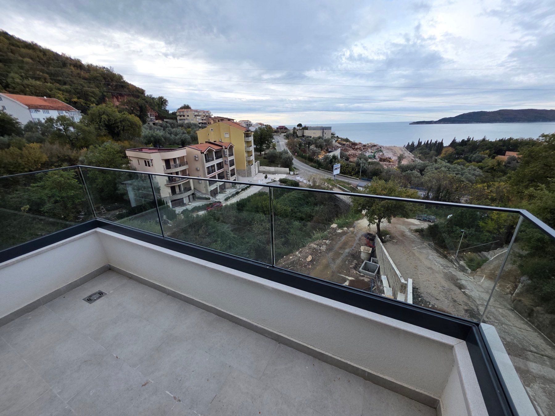 Prodaja dvosobnog stana 114m² u novogradnji sa pogledom na more,parkingom i oslobođenjem od poreza na prenos– Kamenovo, Budva - Amfora Real Estate