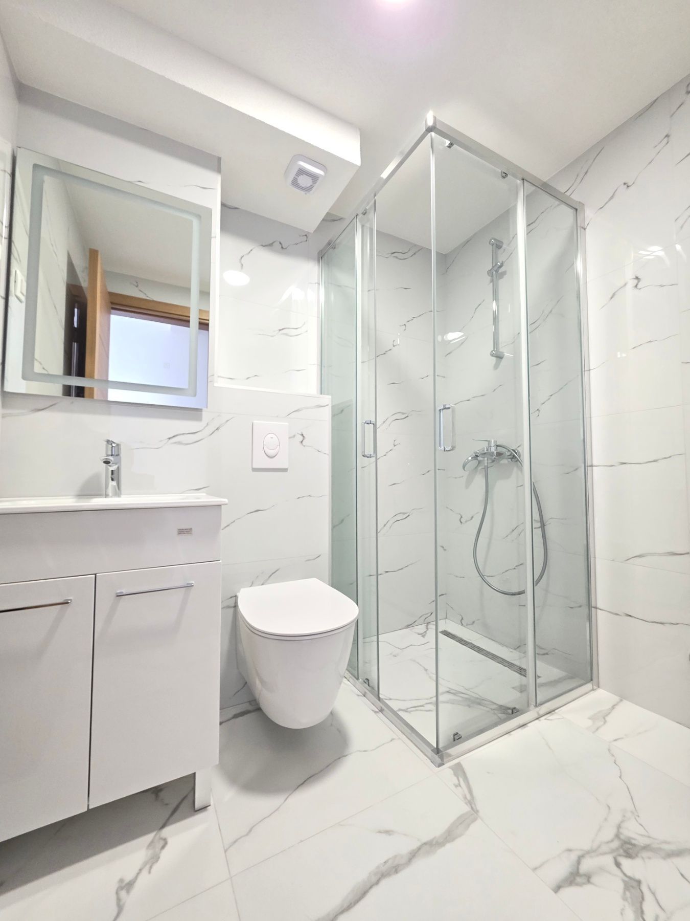 Prodaja dvosobnog stana 114m² u novogradnji sa pogledom na more,parkingom i oslobođenjem od poreza na prenos– Kamenovo, Budva - Amfora Real Estate