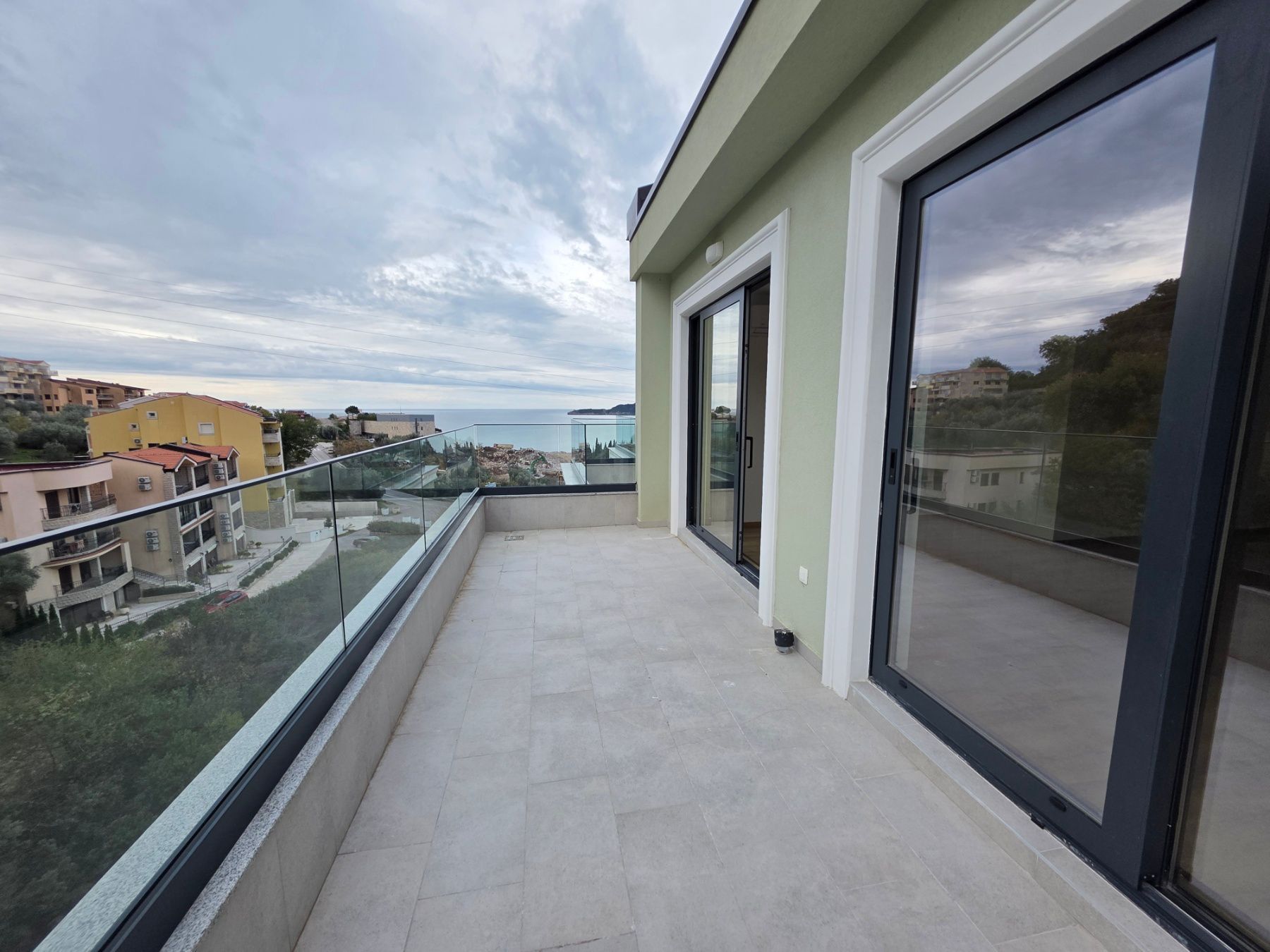 Prodaja dvosobnog stana 114m² u novogradnji sa pogledom na more,parkingom i oslobođenjem od poreza na prenos– Kamenovo, Budva - Amfora Real Estate