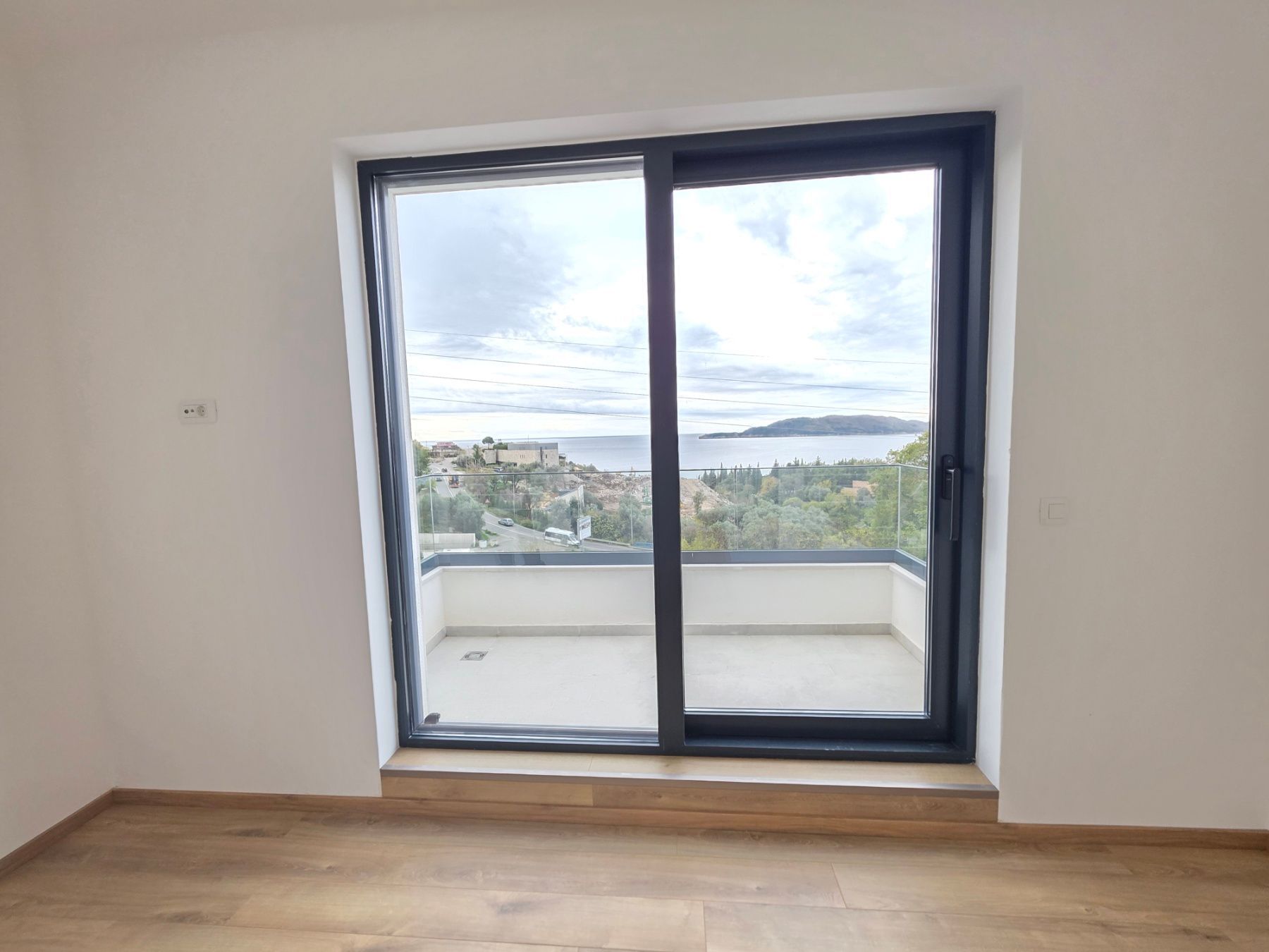 Prodaja dvosobnog stana 114m² u novogradnji sa pogledom na more,parkingom i oslobođenjem od poreza na prenos– Kamenovo, Budva - Amfora Real Estate