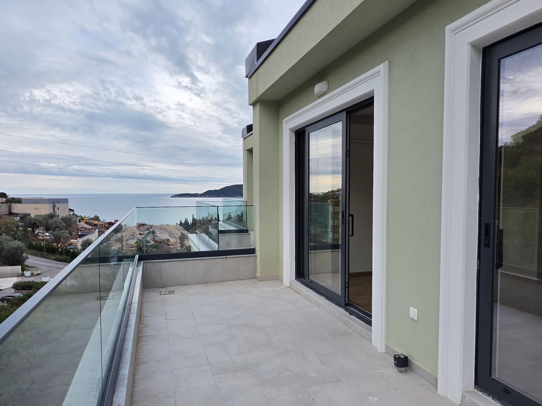 Prodaja dvosobnog stana 114m² u novogradnji sa pogledom na more,parkingom i oslobođenjem od poreza na prenos– Kamenovo, Budva - Amfora Real Estate