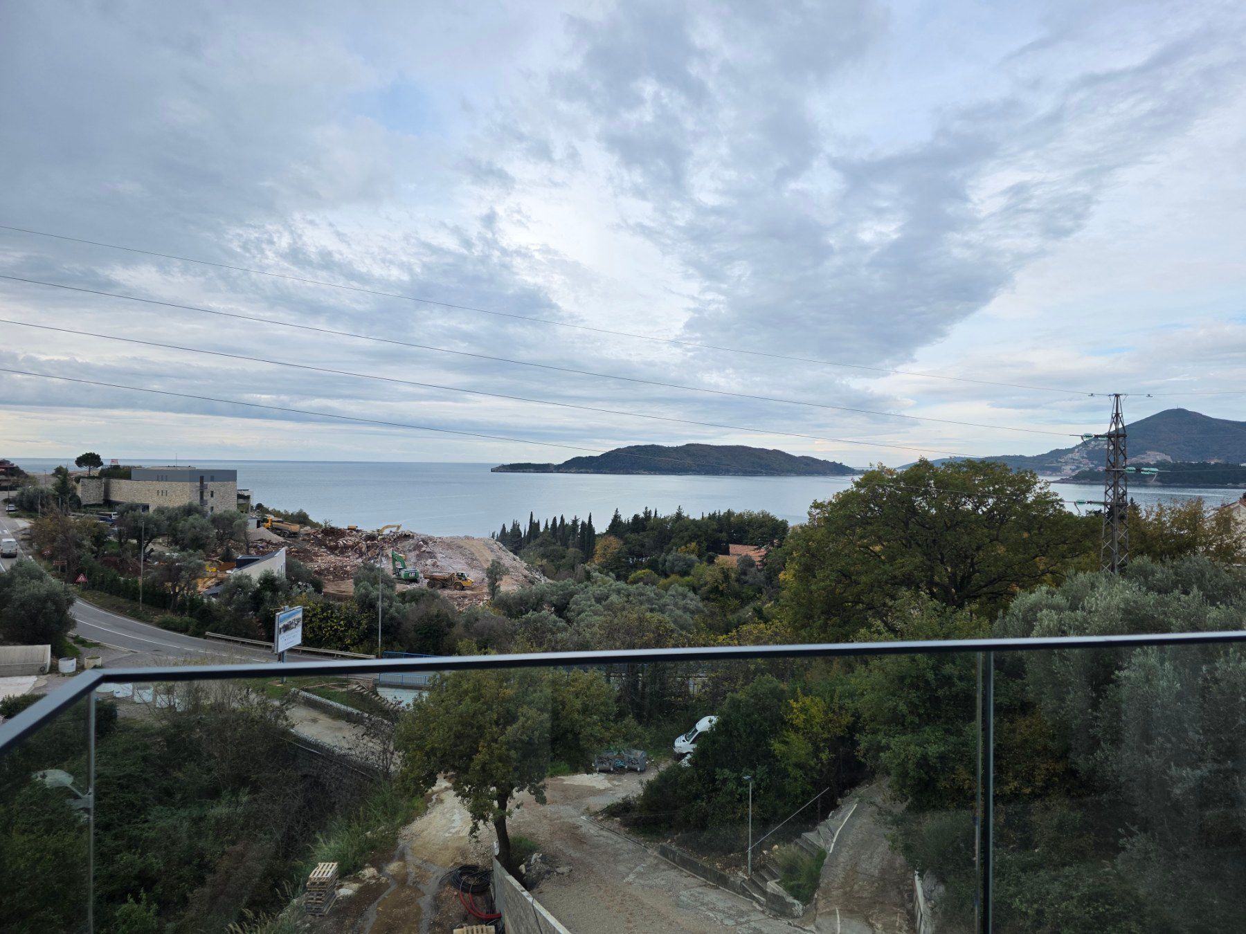 Prodaja dvosobnog stana 114m² u novogradnji sa pogledom na more,parkingom i oslobođenjem od poreza na prenos– Kamenovo, Budva - Amfora Real Estate