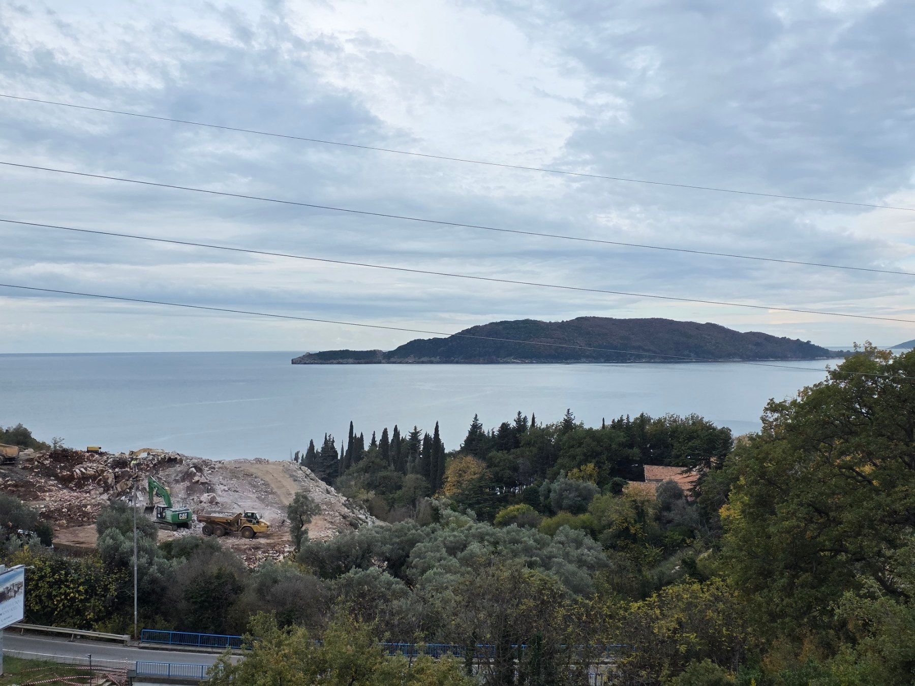 Prodaja dvosobnog stana 114m² u novogradnji sa pogledom na more,parkingom i oslobođenjem od poreza na prenos– Kamenovo, Budva - Amfora Real Estate