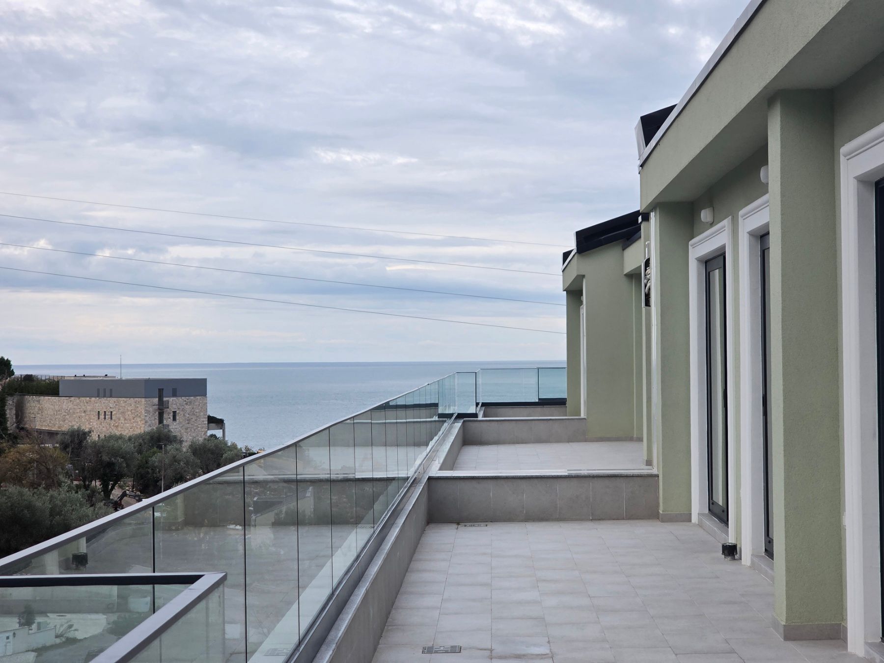 Prodaja dvosobnog stana 164m² u novogradnji sa pogledom na more,parkingom i oslobođenjem od poreza na prenos– Kamenovo, Budva - Amfora Real Estate