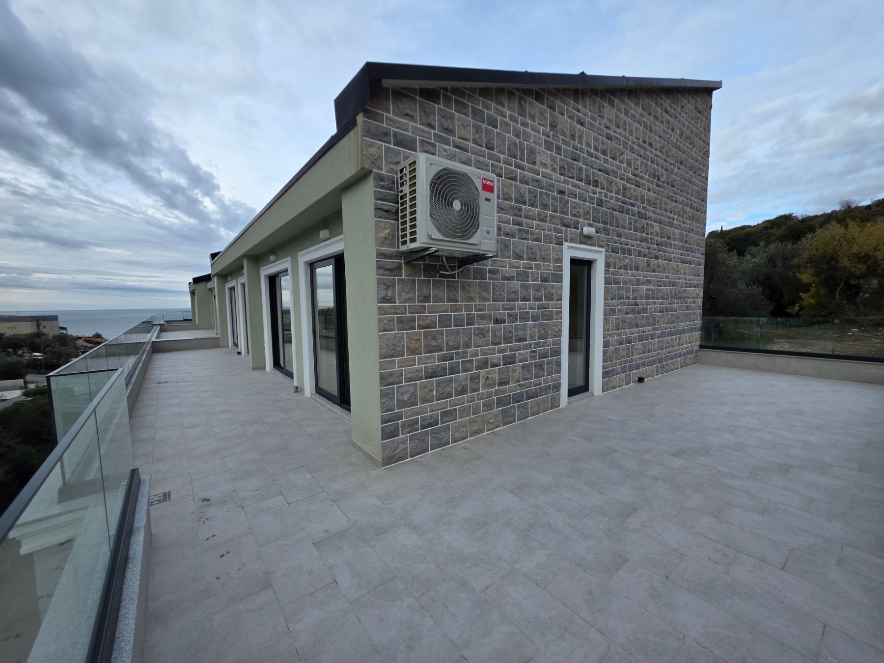 Prodaja dvosobnog stana 164m² u novogradnji sa pogledom na more,parkingom i oslobođenjem od poreza na prenos– Kamenovo, Budva - Amfora Real Estate