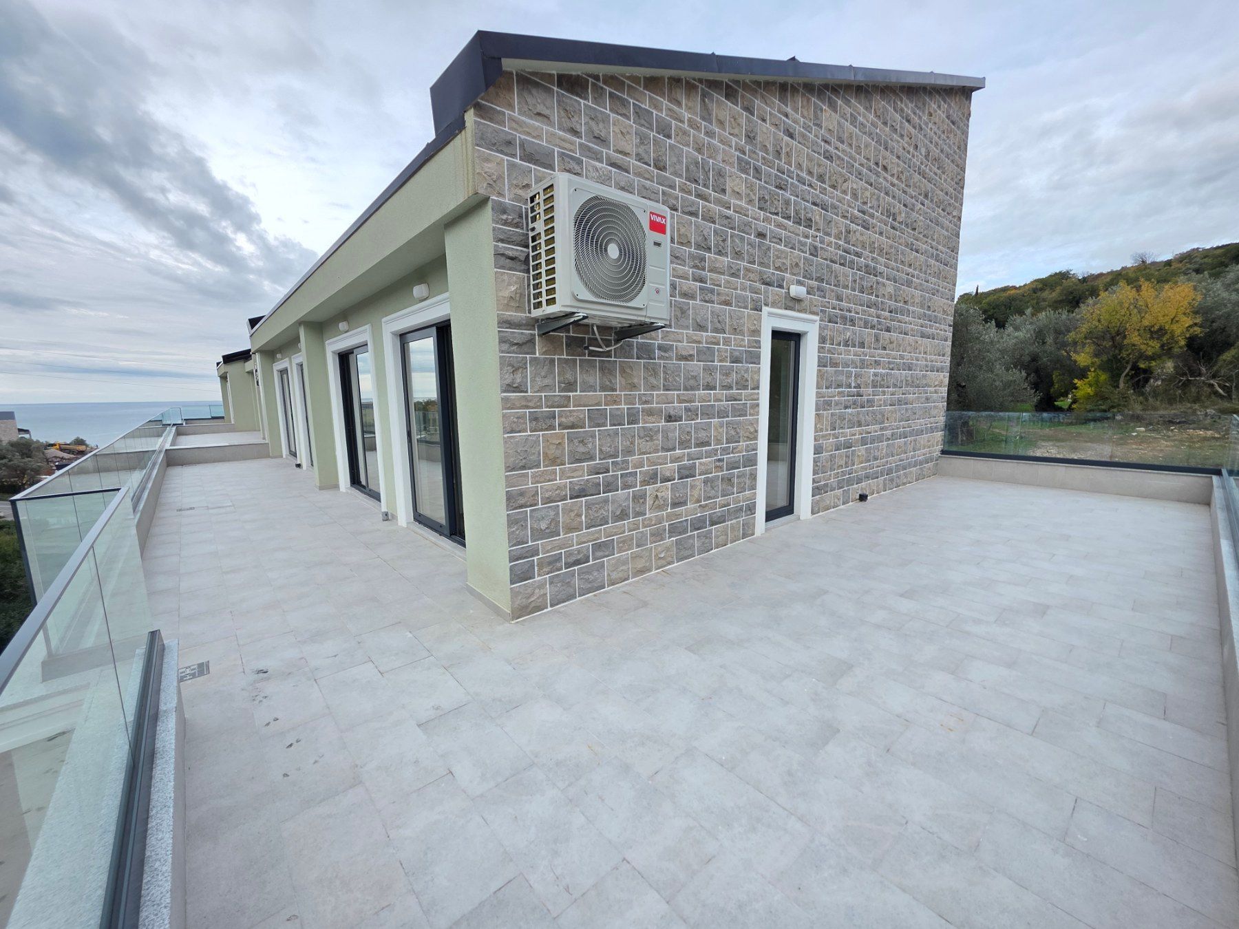 Prodaja dvosobnog stana 164m² u novogradnji sa pogledom na more,parkingom i oslobođenjem od poreza na prenos– Kamenovo, Budva - Amfora Real Estate