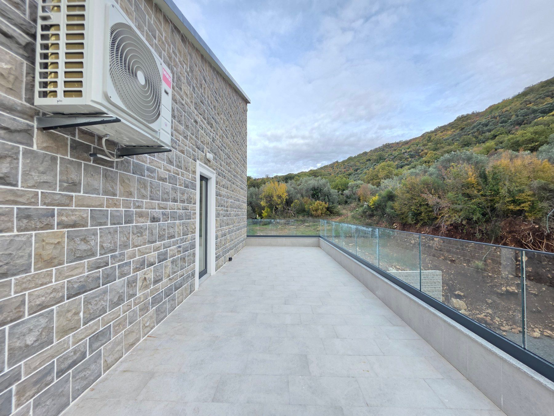 Prodaja dvosobnog stana 164m² u novogradnji sa pogledom na more,parkingom i oslobođenjem od poreza na prenos– Kamenovo, Budva - Amfora Real Estate