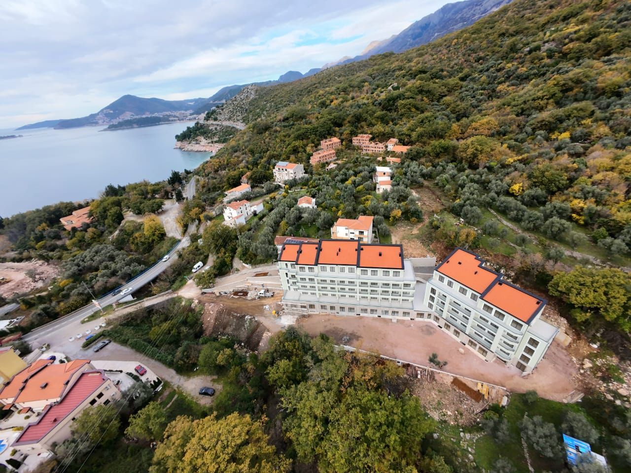 Prodaja dvosobnog stana 164m² u novogradnji sa pogledom na more,parkingom i oslobođenjem od poreza na prenos– Kamenovo, Budva - Amfora Real Estate