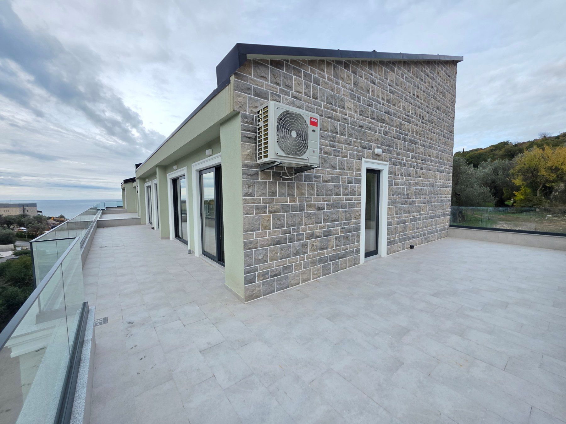 Prodaja dvosobnog stana 164m² u novogradnji sa pogledom na more,parkingom i oslobođenjem od poreza na prenos– Kamenovo, Budva - Amfora Real Estate