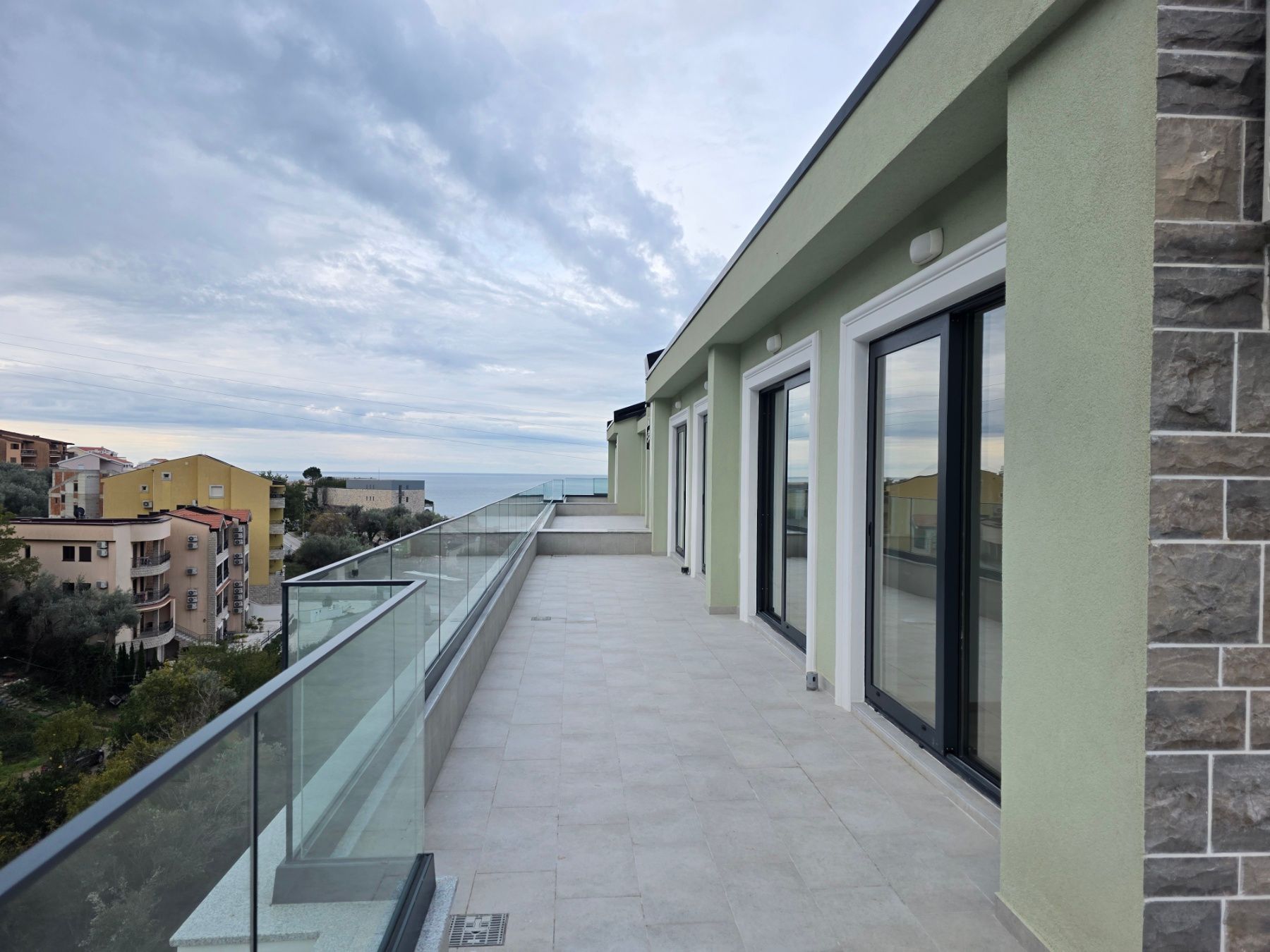 Prodaja dvosobnog stana 164m² u novogradnji sa pogledom na more,parkingom i oslobođenjem od poreza na prenos– Kamenovo, Budva - Amfora Real Estate