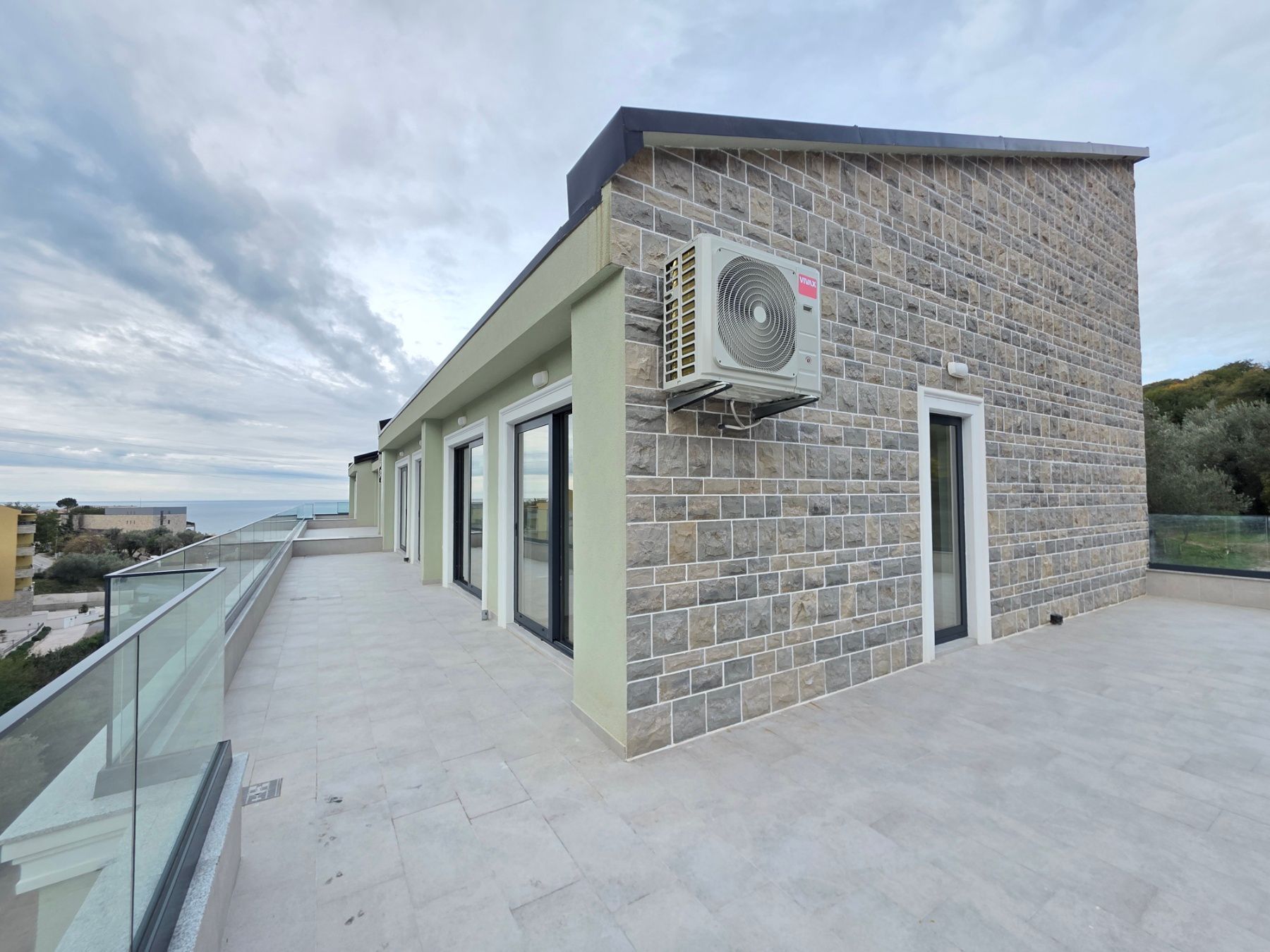 Prodaja dvosobnog stana 164m² u novogradnji sa pogledom na more,parkingom i oslobođenjem od poreza na prenos– Kamenovo, Budva - Amfora Real Estate