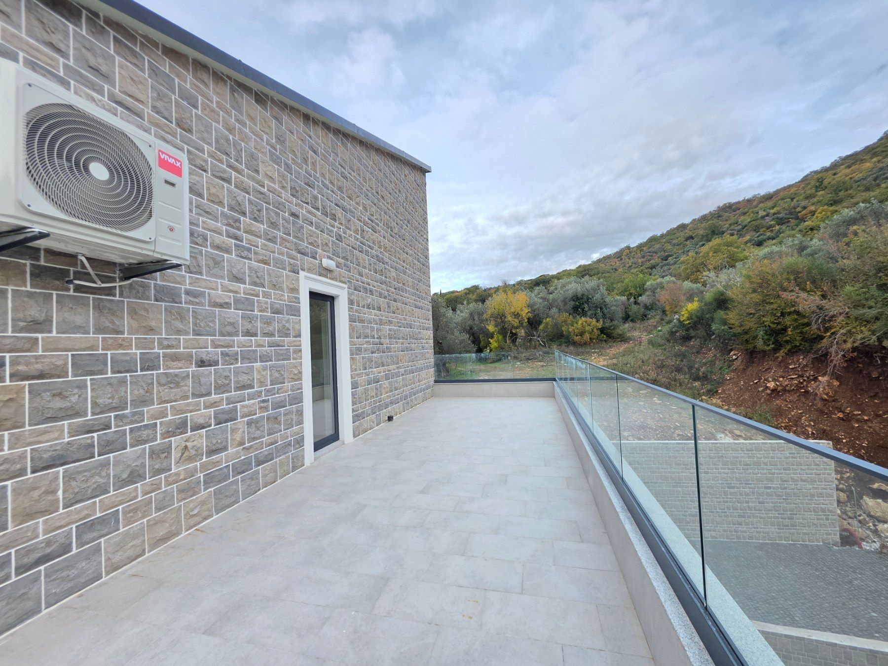 Prodaja dvosobnog stana 164m² u novogradnji sa pogledom na more,parkingom i oslobođenjem od poreza na prenos– Kamenovo, Budva - Amfora Real Estate