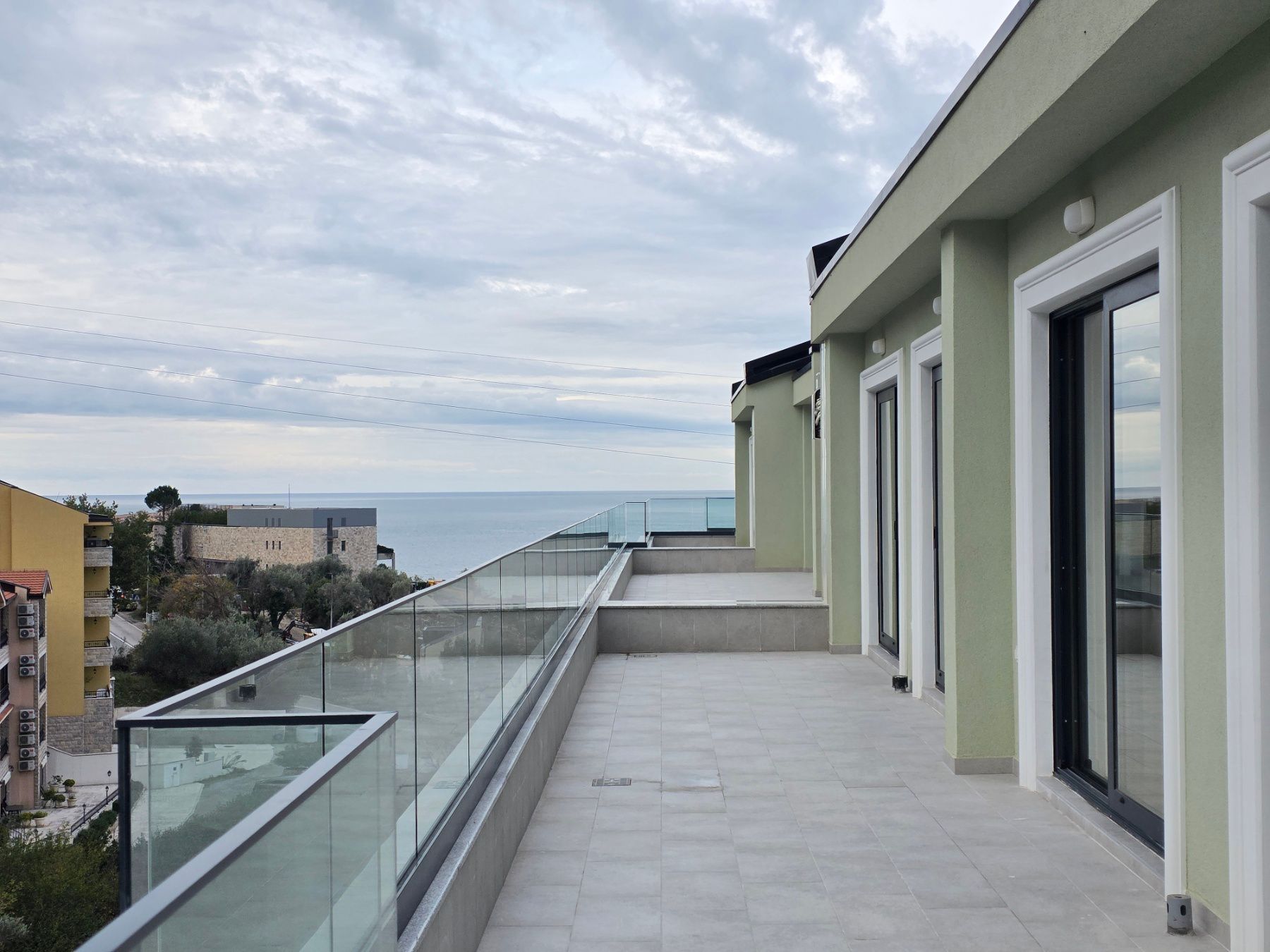 Prodaja dvosobnog stana 164m² u novogradnji sa pogledom na more,parkingom i oslobođenjem od poreza na prenos– Kamenovo, Budva - Amfora Real Estate