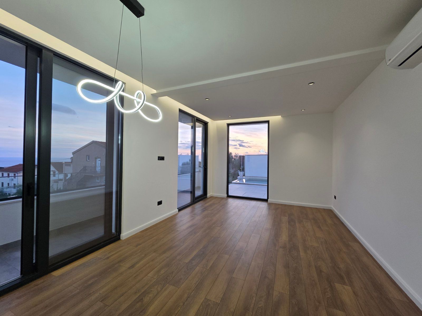 Moderna luksuzna vila sa tri spavaće sobe, Smart Home sistemom, infinity bazenom, garažom i panoramskim pogledom – Krimovica, Kotor - Amfora Real Estate