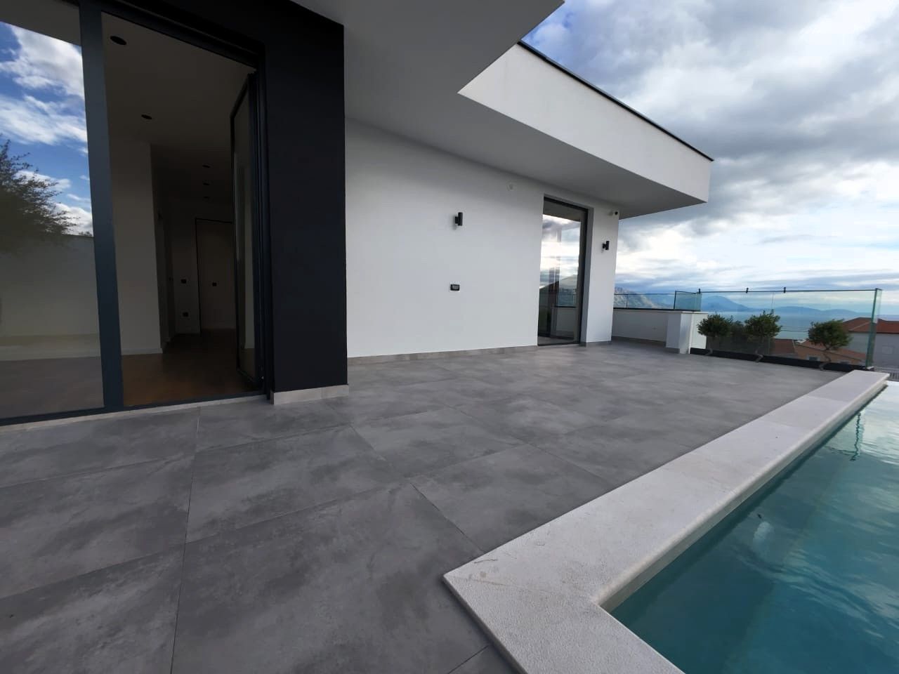 Moderna luksuzna vila sa tri spavaće sobe, Smart Home sistemom, infinity bazenom, garažom i panoramskim pogledom – Krimovica, Kotor - Amfora Real Estate