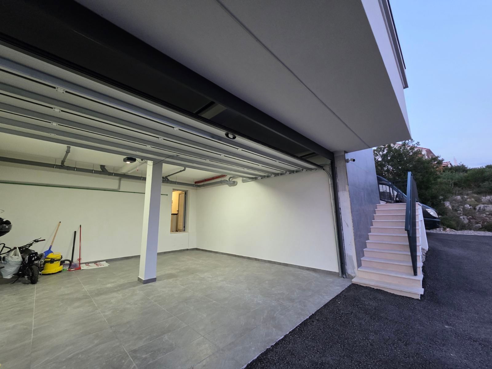 Moderna luksuzna vila sa tri spavaće sobe, Smart Home sistemom, infinity bazenom, garažom i panoramskim pogledom – Krimovica, Kotor - Amfora Real Estate