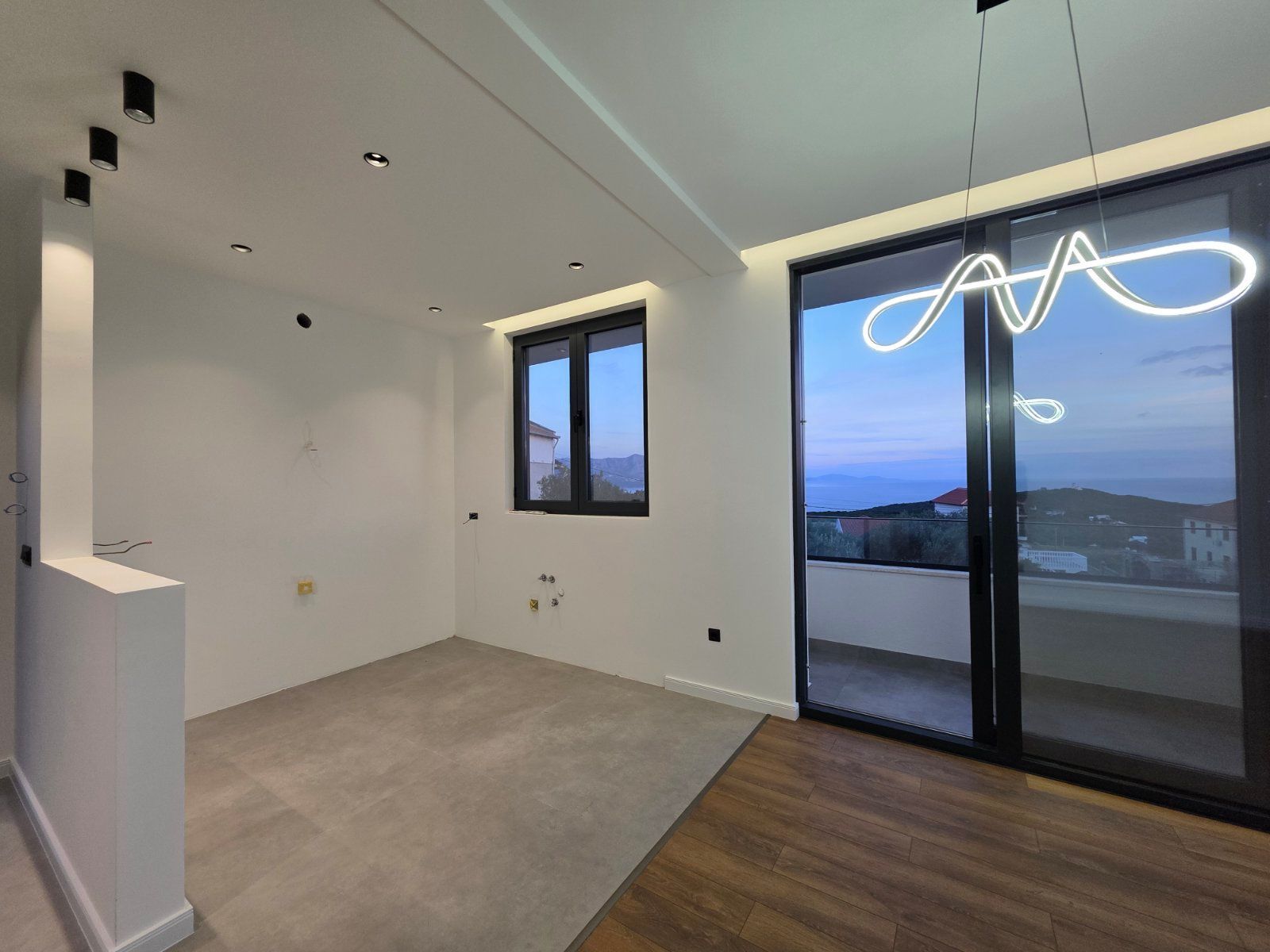 Moderna luksuzna vila sa tri spavaće sobe, Smart Home sistemom, infinity bazenom, garažom i panoramskim pogledom – Krimovica, Kotor - Amfora Real Estate