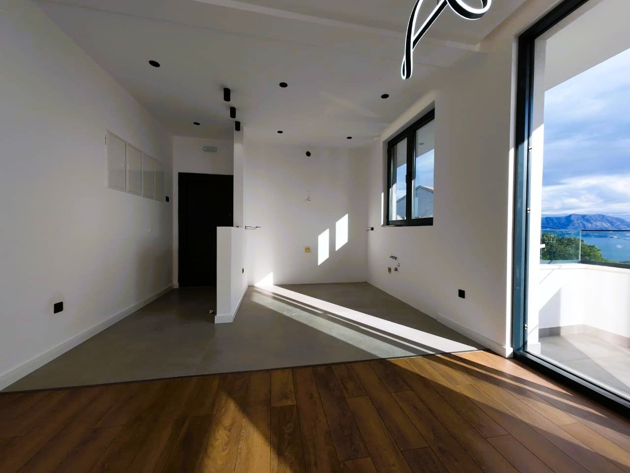 Moderna luksuzna vila sa tri spavaće sobe, Smart Home sistemom, infinity bazenom, garažom i panoramskim pogledom – Krimovica, Kotor - Amfora Real Estate