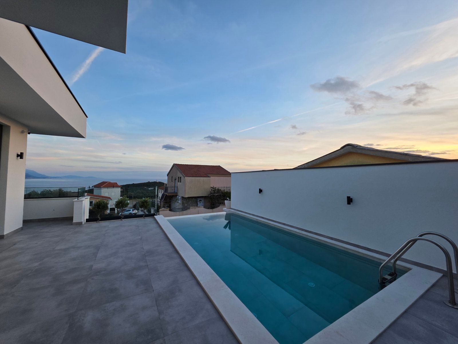 Moderna luksuzna vila sa tri spavaće sobe, Smart Home sistemom, infinity bazenom, garažom i panoramskim pogledom – Krimovica, Kotor - Amfora Real Estate