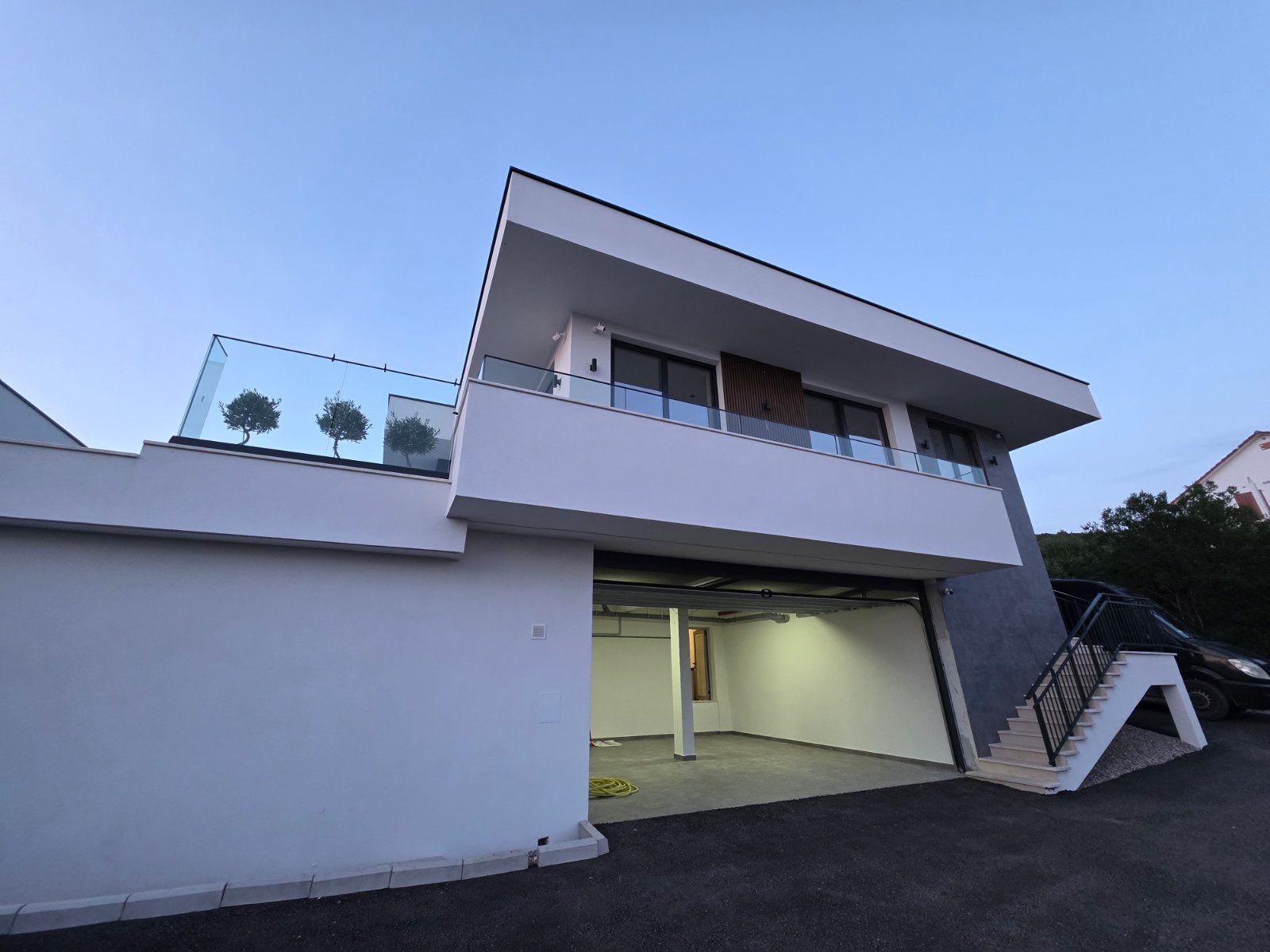 Moderna luksuzna vila sa tri spavaće sobe, Smart Home sistemom, infinity bazenom, garažom i panoramskim pogledom – Krimovica, Kotor - Amfora Real Estate