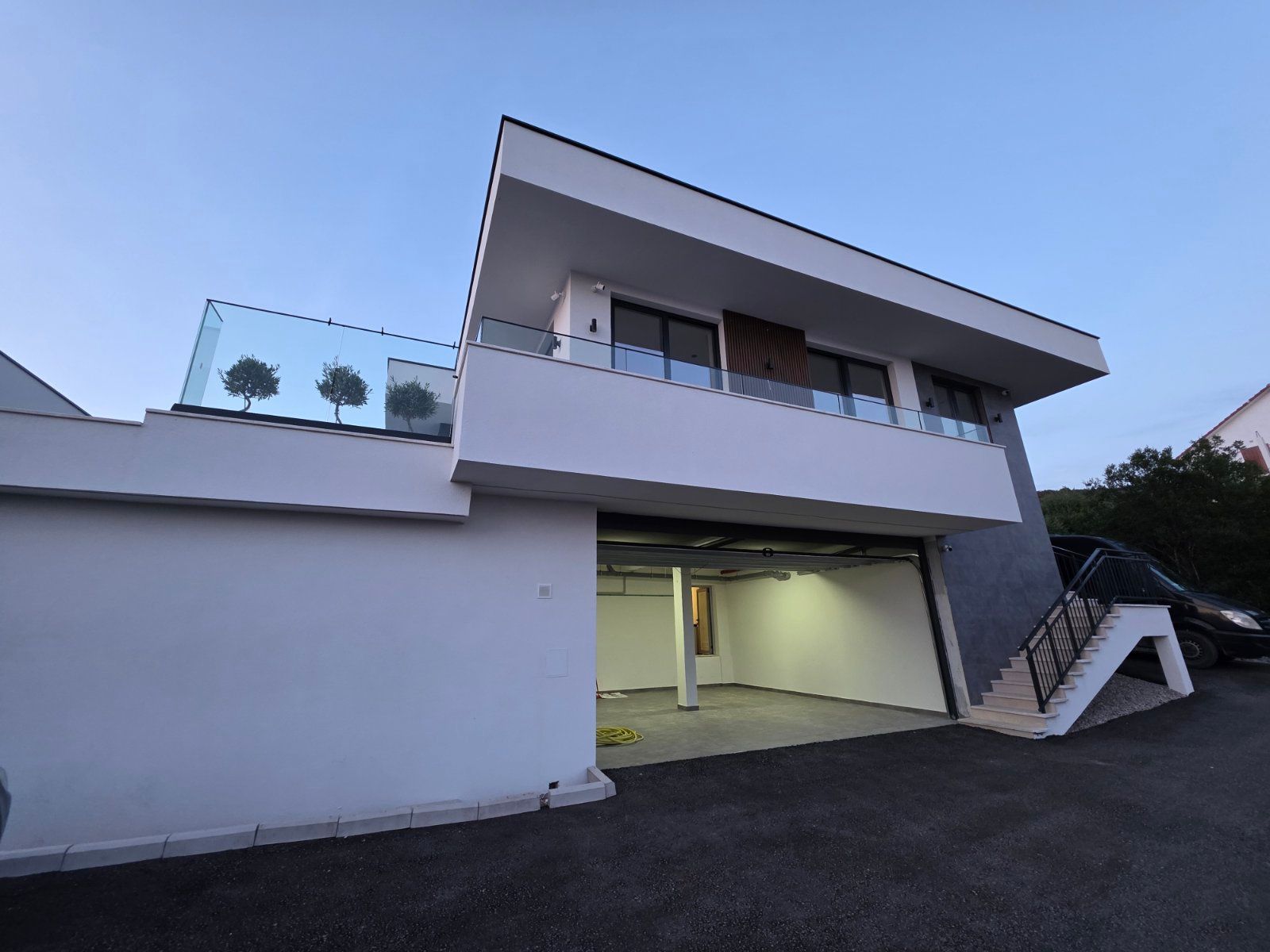 Moderna luksuzna vila sa tri spavaće sobe, Smart Home sistemom, infinity bazenom, garažom i panoramskim pogledom – Krimovica, Kotor - Amfora Real Estate